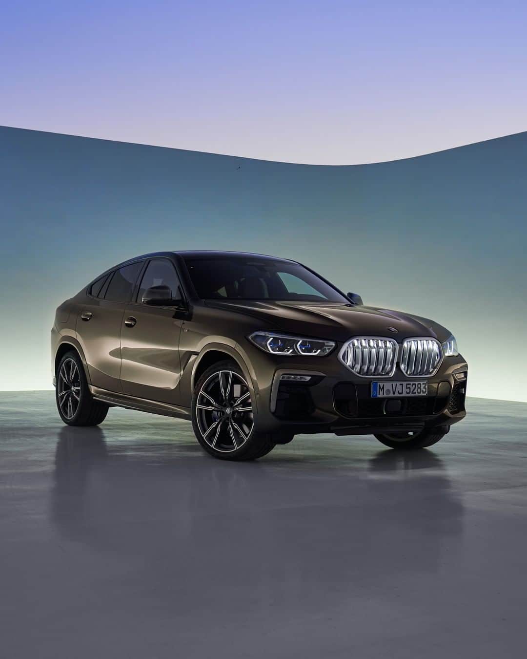 BMWのインスタグラム：「New way of exceeding expectations. The all-new BMW X6. #TheX6 #BMW #X6 __ BMW X6 M50i: Fuel consumption in l/100 km (combined): 10.7 - 10.4. CO2 emissions in g/km (combined): 243 - 237. The values of fuel consumptions, CO2 emissions and energy consumptions shown were determined according to the European Regulation (EC) 715/2007 in the version applicable at the time of type approval. The figures refer to a vehicle with basic configuration in Germany and the range shown considers optional equipment and the different size of wheels and tires available on the selected model. The values of the vehicles are already based on the new WLTP regulation and are translated back into NEDC-equivalent values in order to ensure the comparison between the vehicles. [With respect to these vehicles, for vehicle related taxes or other duties based (at least inter alia) on CO2-emissions the CO2 values may differ to the values stated here.] The CO2 efficiency specifications are determined according to Directive 1999/94/EC and the European Regulation in its current version applicable. The values shown are based on the fuel consumption, CO2 values and energy consumptions according to the NEDC cycle for the classification. For further information about the official fuel consumption and the specific CO2 emission of new passenger cars can be taken out of the „handbook of fuel consumption, the CO2 emission and power consumption of new passenger cars“, which is available at all selling points and at https://www.dat.de/angebote/verlagsprodukte/leitfaden-kraftstoffverbrauch.html.」