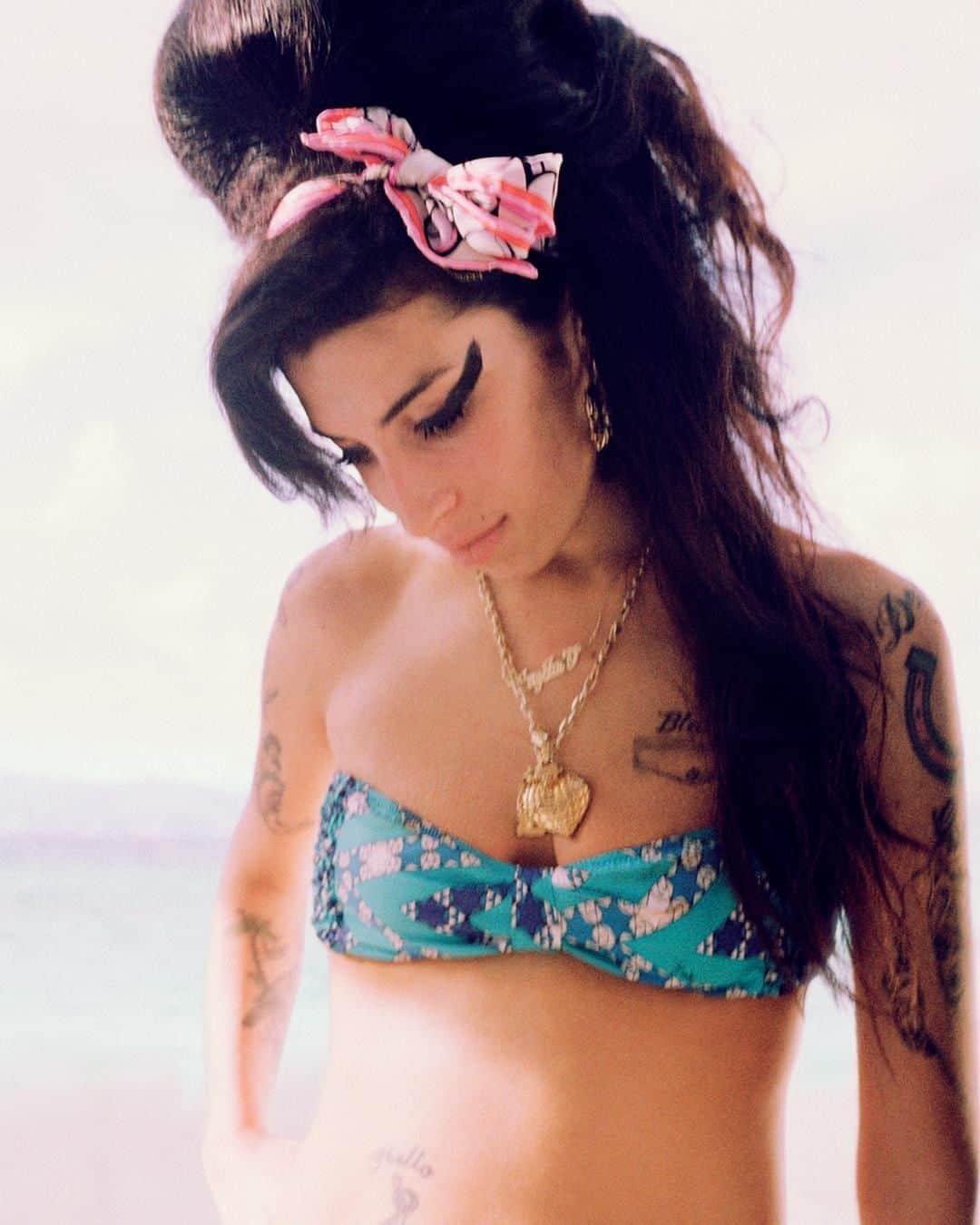 i-Dさんのインスタグラム写真 - (i-DInstagram)「Eight years ago today we lost a true icon in Amy Winehouse.⁣ ⁣ Here is an image from the i-D archive of Amy on holiday in the Caribbean, a place she often travelled to in search of peace and happiness. ⁣ ⁣⁣ [The Hot Beach Issue, no. 288, 2008]⁣⁣⁣ .⁣⁣⁣ .⁣⁣⁣ .⁣⁣⁣ ⁣Photography @bryanadams⁣ Styling @gianlucalongogg」7月24日 5時00分 - i_d