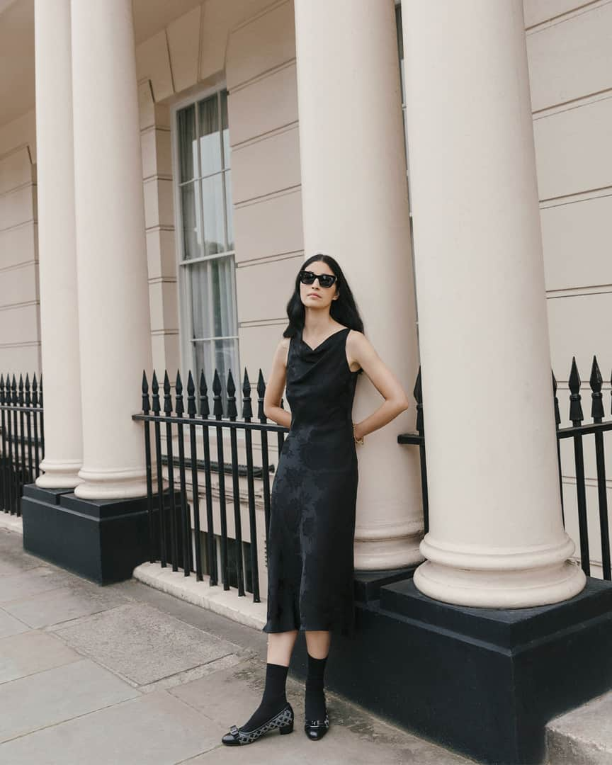 サルヴァトーレ・フェラガモさんのインスタグラム写真 - (サルヴァトーレ・フェラガモInstagram)「Street style icon Caroline Issa is the picture of insouciant elegance in a black jacquard peonie silk dress and quilted Vara pumps #FollowVara #FerragamoPF19」7月24日 5時00分 - ferragamo