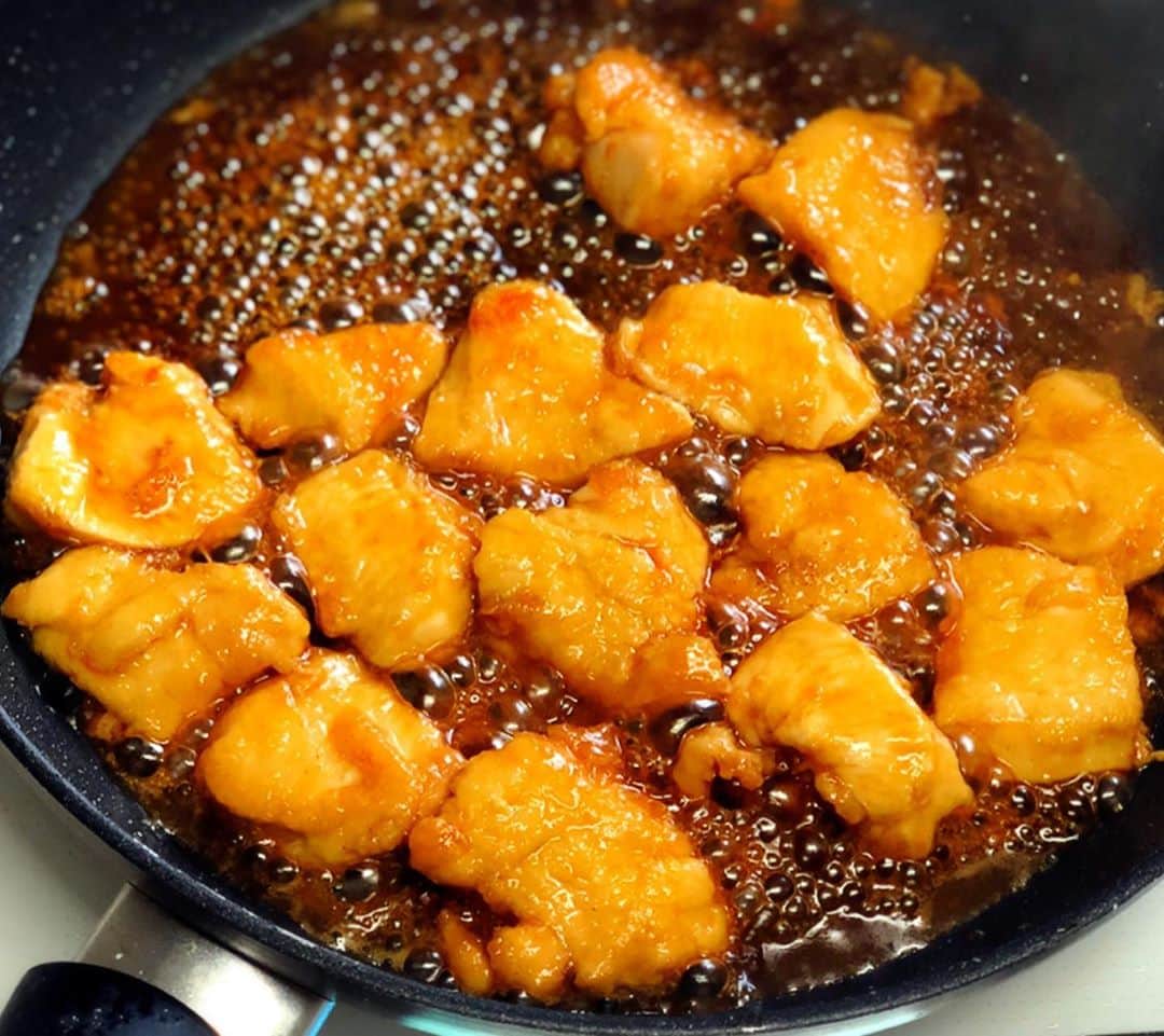 Mizuki【料理ブロガー・簡単レシピ】さんのインスタグラム写真 - (Mizuki【料理ブロガー・簡単レシピ】Instagram)「・ 【レシピ】 ♡鶏むね肉deチキンロコモコ♡ ・ おはようございます(*^^*) 今日ご紹介させていただくのは 鶏むね肉で作るチキンロコモコ♡ ロコモコのハンバーグを 照り焼きチキンに置き換えた 超簡単カフェごはんです(*´艸`) ・ ・ ーーーーーーーーーーーー 【2人分】 鶏むね肉...大1枚(300g) 塩こしょう...少々 薄力粉...適量 ●醤油・酒・みりん...各大1.5 ●砂糖...大1/2 卵...2個 アボカド...1個 サラダ油・ごはん・マヨネーズ・ ミニトマト・パセリ...各適量  1.鶏肉は全体をフォークで刺して1cm幅の削ぎ切りにし、塩こしょうを振って薄力粉をまぶす。●は合わせておく。ミニトマトは4等分に切る。パセリはみじん切りにする。フライパンにサラダ油小1を熱し、目玉焼きを作って取り出しておく。 2.そのままのフライパンにサラダ油小2を入れて中火で熱し、鶏肉を焼く。こんがりしたら裏返してフタをし、弱めの中火で2分半蒸し焼きにする。フタを外し、●を加えて煮からめる。 3.アボカドを縦半分に切り、横5mm幅にスライスする。器にごはんを盛り、2と目玉焼き、アボカドをのせ、全体にマヨネーズをかける。ミニトマトも盛り付け、パセリを振る。 ーーーーーーーーーーーー ・ ・ ブログにはポイントも書いているので よかったらご覧下さいね(*^^*) ・ ・ ・  #ブログ更新しました ・ ・  ブログ(レシピ)はホームのリンクよりご覧下さい↓ @mizuki_31cafe 【Mizuki公式ラインブログ】 https://lineblog.me/mizuki_official/ ・ ・ #カフェ#カフェごはん#カフェレシピ#ロコモコ #Mizuki#簡単レシピ#時短レシピ#節約レシピ#料理#レシピ#フーディーテーブル#ブログ#おうちごはん#おうちカフェ#デリスタグラマー#料理好きな人と繋がりたい#料理ブロガー#おうちごはんlover #foodpic#food#follow#cooking#recipe#lin_stagrammer」7月24日 10時33分 - mizuki_31cafe