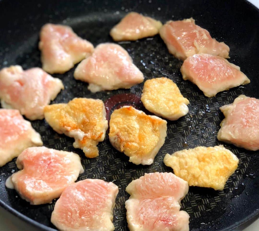 Mizuki【料理ブロガー・簡単レシピ】さんのインスタグラム写真 - (Mizuki【料理ブロガー・簡単レシピ】Instagram)「・ 【レシピ】 ♡鶏むね肉deチキンロコモコ♡ ・ おはようございます(*^^*) 今日ご紹介させていただくのは 鶏むね肉で作るチキンロコモコ♡ ロコモコのハンバーグを 照り焼きチキンに置き換えた 超簡単カフェごはんです(*´艸`) ・ ・ ーーーーーーーーーーーー 【2人分】 鶏むね肉...大1枚(300g) 塩こしょう...少々 薄力粉...適量 ●醤油・酒・みりん...各大1.5 ●砂糖...大1/2 卵...2個 アボカド...1個 サラダ油・ごはん・マヨネーズ・ ミニトマト・パセリ...各適量  1.鶏肉は全体をフォークで刺して1cm幅の削ぎ切りにし、塩こしょうを振って薄力粉をまぶす。●は合わせておく。ミニトマトは4等分に切る。パセリはみじん切りにする。フライパンにサラダ油小1を熱し、目玉焼きを作って取り出しておく。 2.そのままのフライパンにサラダ油小2を入れて中火で熱し、鶏肉を焼く。こんがりしたら裏返してフタをし、弱めの中火で2分半蒸し焼きにする。フタを外し、●を加えて煮からめる。 3.アボカドを縦半分に切り、横5mm幅にスライスする。器にごはんを盛り、2と目玉焼き、アボカドをのせ、全体にマヨネーズをかける。ミニトマトも盛り付け、パセリを振る。 ーーーーーーーーーーーー ・ ・ ブログにはポイントも書いているので よかったらご覧下さいね(*^^*) ・ ・ ・  #ブログ更新しました ・ ・  ブログ(レシピ)はホームのリンクよりご覧下さい↓ @mizuki_31cafe 【Mizuki公式ラインブログ】 https://lineblog.me/mizuki_official/ ・ ・ #カフェ#カフェごはん#カフェレシピ#ロコモコ #Mizuki#簡単レシピ#時短レシピ#節約レシピ#料理#レシピ#フーディーテーブル#ブログ#おうちごはん#おうちカフェ#デリスタグラマー#料理好きな人と繋がりたい#料理ブロガー#おうちごはんlover #foodpic#food#follow#cooking#recipe#lin_stagrammer」7月24日 10時33分 - mizuki_31cafe