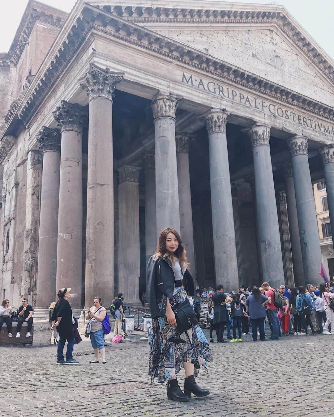 のインスタグラム：「🇮🇹イタリア🇮🇹﻿ ﻿﻿﻿ 🗺﻿パンテオン﻿ ﻿﻿﻿ —————﻿﻿ 📷→iPhone 🖍→VSCO﻿﻿ 加工前の写真は2枚目﻿﻿ 加工の仕方は﻿3,4枚目にアップしてます✨﻿﻿ ﻿—————﻿﻿ ﻿﻿﻿ 言わずとも知れたイタリア ローマのパンテオン﻿ 元々は色んなローマ神を奉る神殿﻿ ﻿ 流石人気観光地とあって、人がたくさんでした〜﻿ ﻿ #イタリア旅行 #イタリア #ローマ #女子旅 #italy #roma #旅muse_italy #tabijyomap_italy #旅行好きな人と繋がりたい #ヨーロッパ旅行 #タビジョ #旅muse #旅スタグラム #写真加工 #インスタ加工」