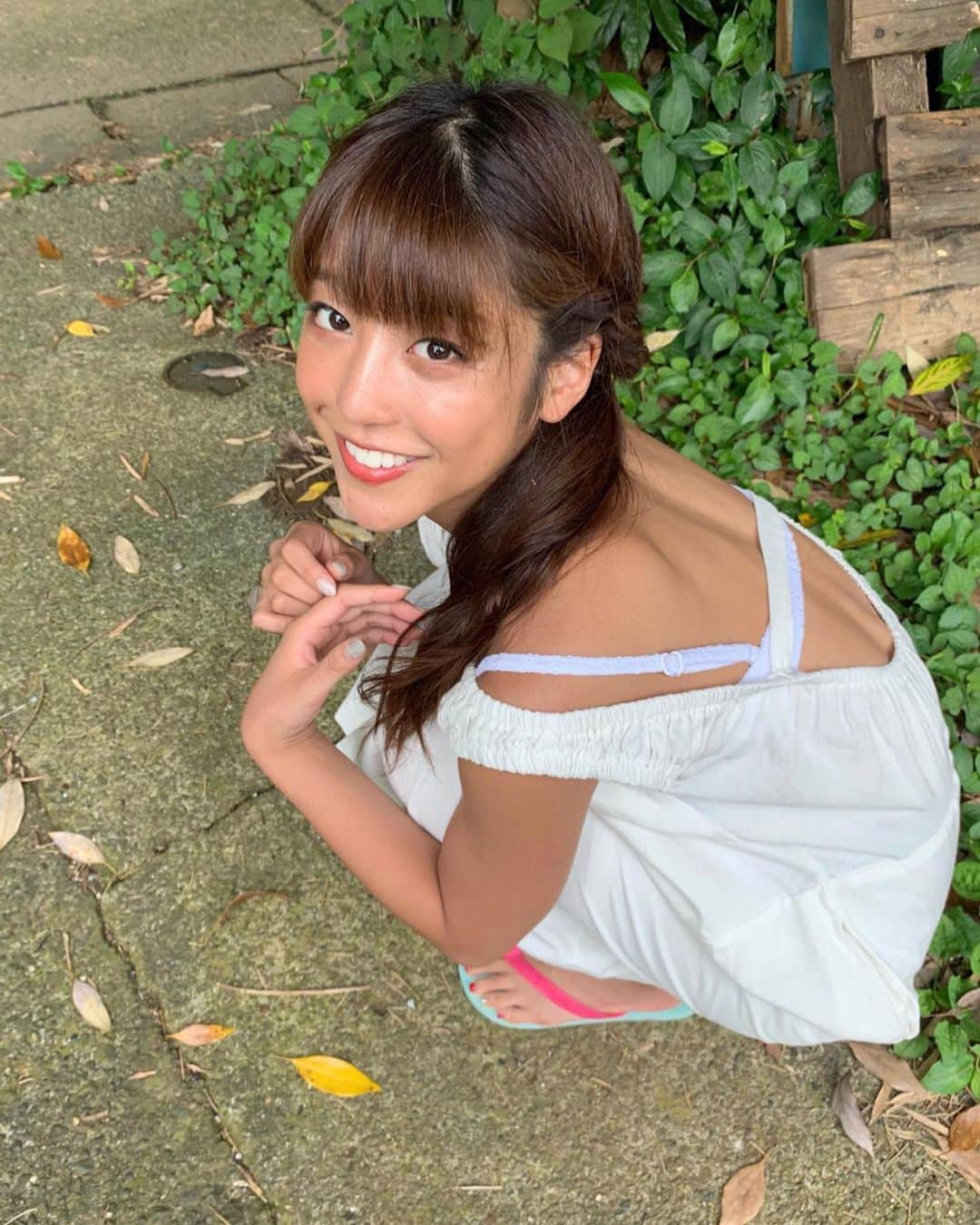 岡副麻希さんのインスタグラム写真 - (岡副麻希Instagram)「🌺 おはようございます！ 蒸し暑いけど！むしむしだけど！ やっぱり夏がだいすきです😚🐠🌈🏖 #湿気#笑 #べとべとんとかメタモンとか生きやすそうな  みなさん熱中症にお気を付けください👒🌿🌙 .  背中のデザインがかわいい💕💕 one-piece#udresser 👙#ROXY ビーチサンダルはスタイリストさんの私物です☺️🐚 #夏#なつ#summer#2019夏 #すいようび」7月24日 10時27分 - maki_okazoe_official