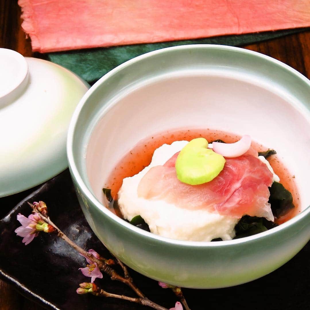 六献 飯田橋のインスタグラム：「. こんにちは。皆様いかがお過ごしでしょうか。 六献では季節の食材や高級和牛など、こだわりの逸品を取り揃えております。多種ある日本酒と一緒にお楽しみください。 . . #和食#日本酒#居酒屋#料理#グルメ#飲み会#宴会#貸し切り#高級感#飯田橋#都心グルメ#飲食店#名店#和牛#すき焼き#旬魚#四季#飯スタグラム#飯田橋ディナー#サプライズ#誕生日#デザートプレート#酒#女子会#土鍋#日本食#和#グルメ通#コース料理#予約可」