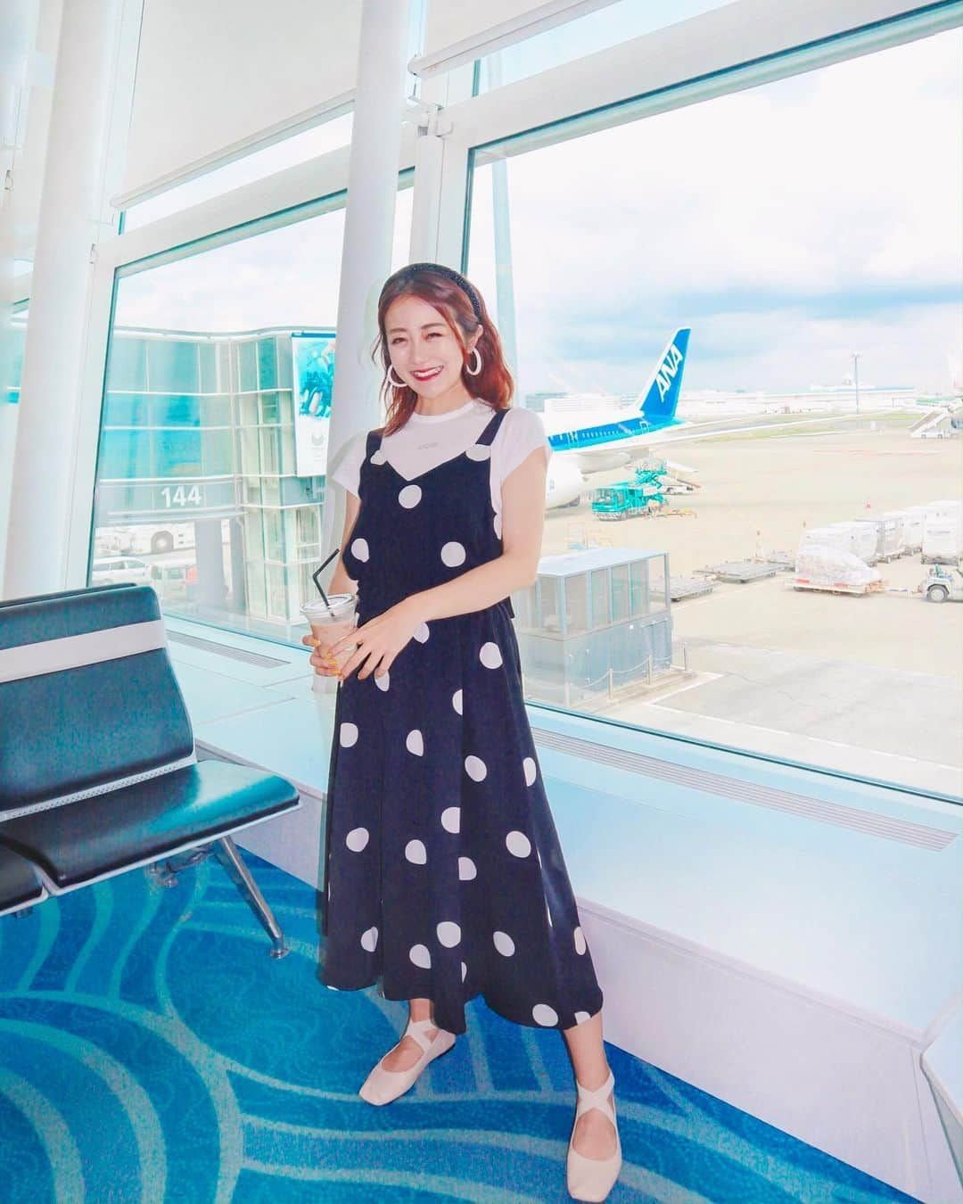 中島絢乃さんのインスタグラム写真 - (中島絢乃Instagram)「✈️✈️✈️﻿ ﻿ ﻿ いってきまーーす！💫🎟🙆‍♀﻿ ️﻿ ﻿ ﻿ ﻿ ﻿ ﻿ の前に、機内コーデ…🌟✈️💨💨﻿ ﻿ ﻿ #ドットワンピ は、﻿ @jsfashion.jp です👗❤️💭﻿ #プチプラ なので気軽に着られる💋🏰👜﻿ ﻿ 実はフリマの日も着ていました😊💕﻿ ﻿ ﻿ カチューシャは#ザラ (@zara )、﻿ Tシャツは#lillilly (@lillilly_official )﻿ 靴は @sistercomplexx_official 👠💫﻿ ﻿ どれも楽チン重視です！👀✨﻿ ﻿ ﻿ ﻿ ﻿ 昨日結局眠れなかったから﻿ 機内で爆睡できたらいいな…😪💭✈️﻿ ではおやすみなさいーー！！！💫🇭🇰﻿ ﻿ ❤︎❤︎❤︎❤︎❤︎❤︎❤︎❤︎❤︎❤︎❤︎❤︎❤︎❤︎❤︎❤︎ #機内コーデ#空港ファッション ✈️」7月24日 10時31分 - nakajima_ayano