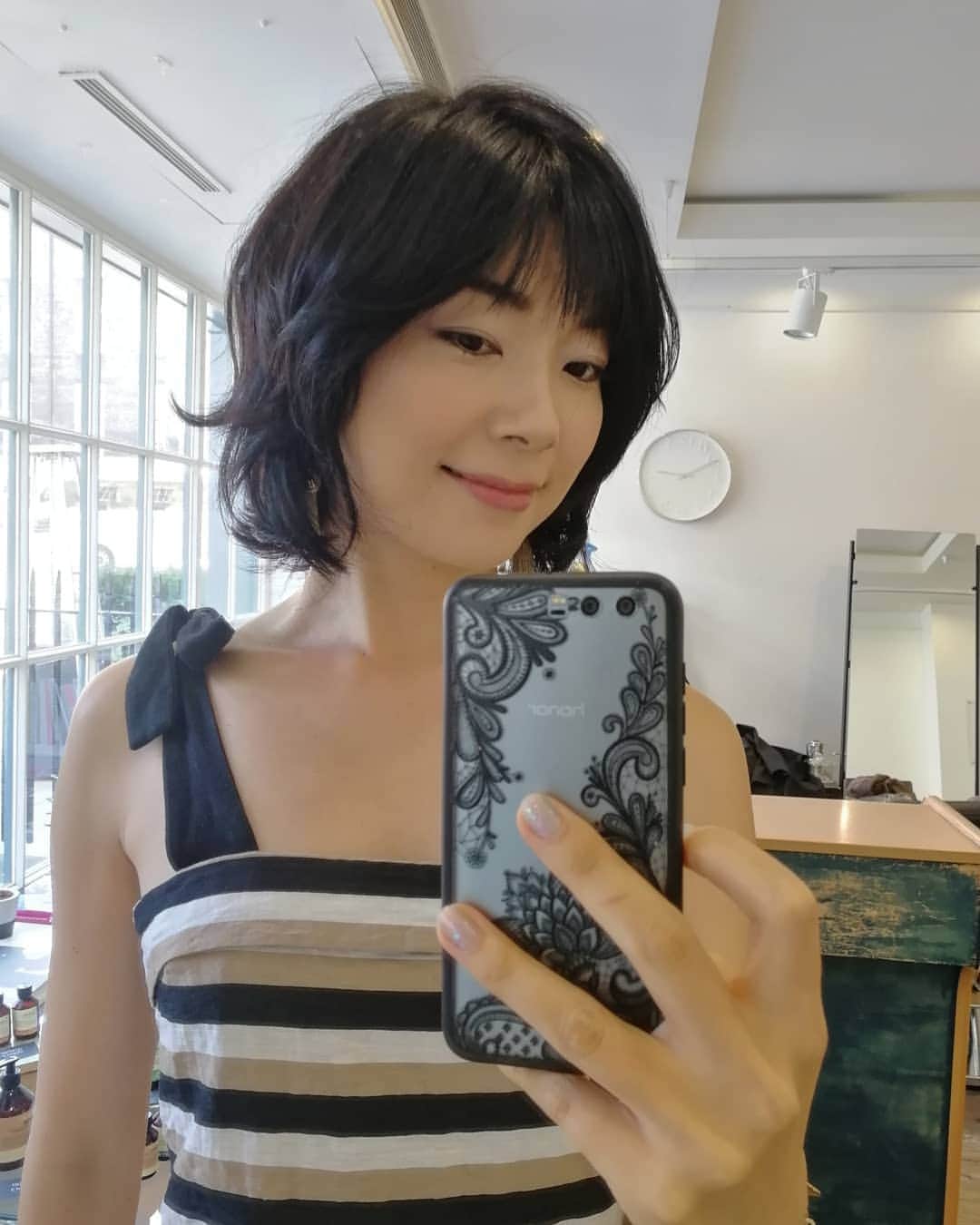 のインスタグラム：「伸び切ってた髪を整えました💗 スッキリ！ 今日も可愛くセットしてもらった🤭💕 @yoshi_atelier_theory さんありがとうございました✨  #ateliertheory #アトリエセオリー #london #ロンドン #ロンドン生活 #ロンドン暮らし #ロンドン美容室 #ロンドン美容師 #hairsalon #bondstreet #ボンドストリート #marblearch #マーブルアーチ」