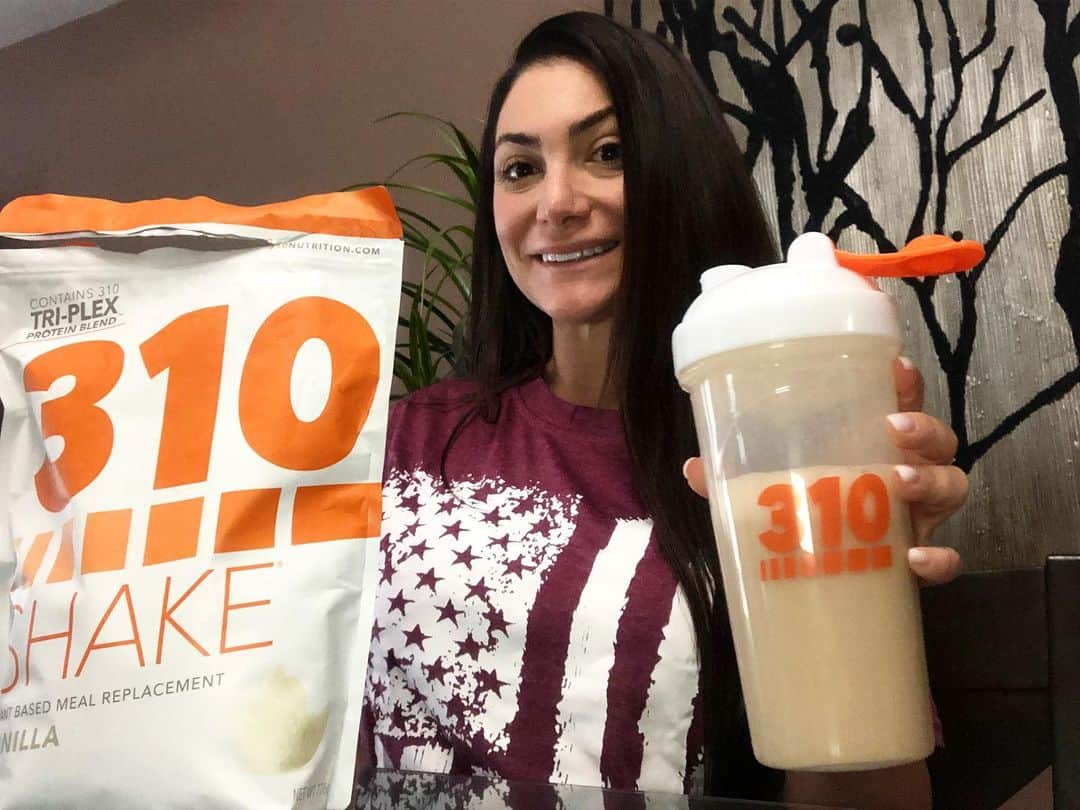 ディーナ・ニコール・コルテーゼのインスタグラム：「Looking for a healthy alternative to those summer sweets?  Try a #310shake and kick those cravings to the curb! @310nutrition is more than weight loss it’s the perfect junk food replacement. Get their new Bronze shaker cup with $75 purchase. They’ve got great bundle deals right now! Use code “BRACE310” at check out for FREE shipping! #310ad #weightloss #healthylife」