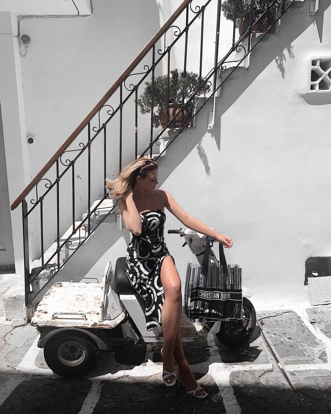 Kelsey Simoneのインスタグラム：「Hop on ladies, we’re going shopping 🛵」