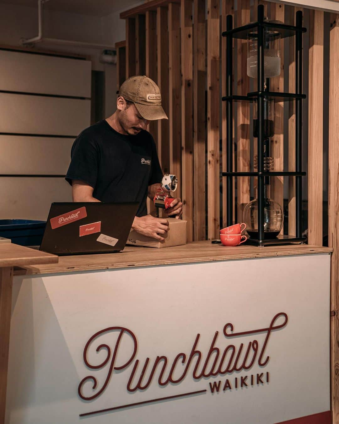 Punchbowl Coffeeさんのインスタグラム写真 - (Punchbowl CoffeeInstagram)「Sending Punchbowl coffee world wide🌴 www.punchbowlcoffee.com 234 Beachwalk Drive 10am-8:30pm . . . Back at it again🔥 PC: @yoshitanaka1 . . . #waikiki #hawaii #alamoana #coffee #cafe #punchbowl #crusininparadise #beach #surf #art #film #nikon #f3 #kodak800 #hario #syphon #hariojapanph」7月24日 5時43分 - punchbowlcoffee