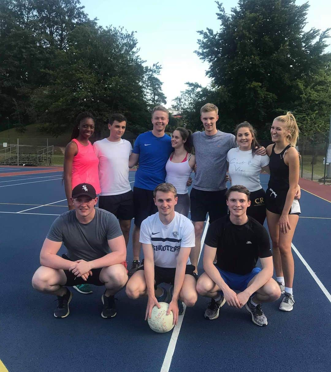 キャサリン・ライオンズのインスタグラム：「After a scrapped elbow, broken finger, a tonne of frustration and a lot of laughs we all ended our debut in the Exxon Netball Tournament in style - last x」