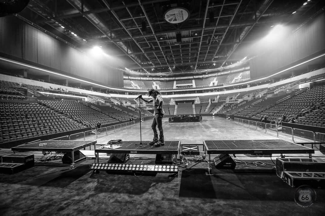 ロブ・ゾンビのインスタグラム：「A man and his soundcheck in South Dakota. #robzombie #southdakota #robfennphotography」