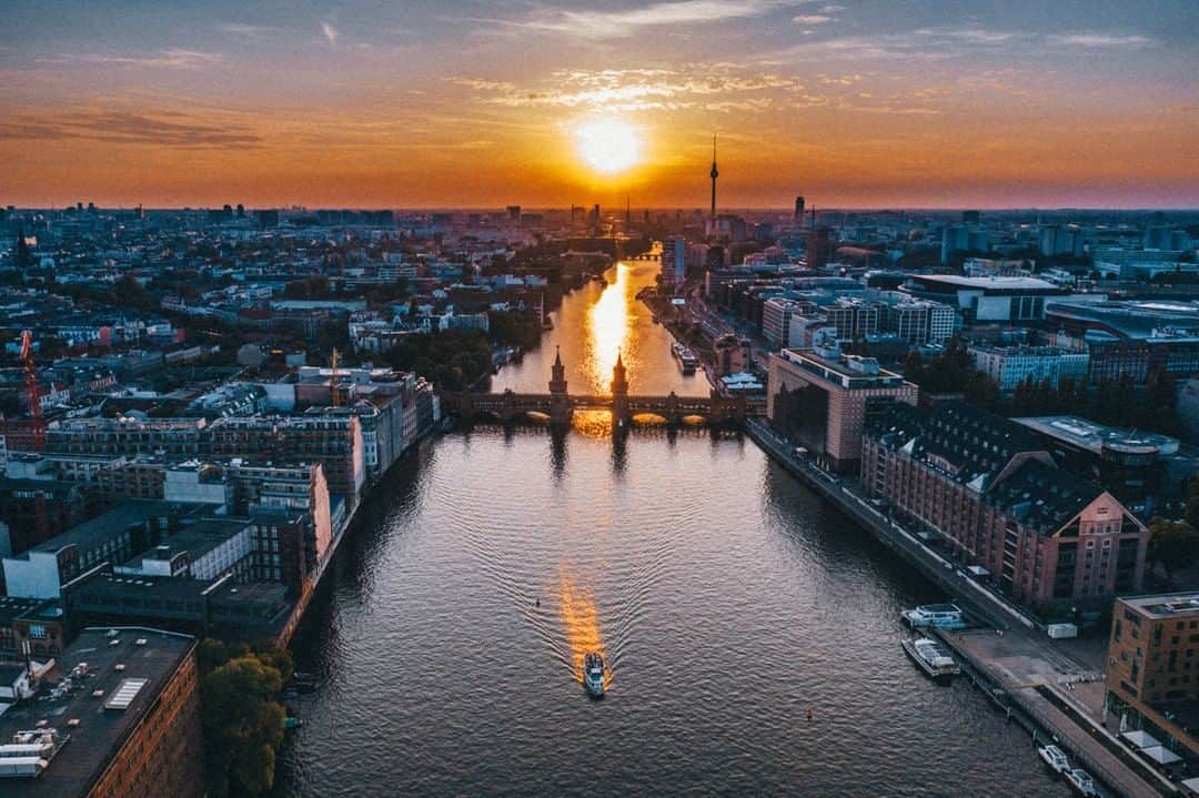 リッツ・カールトンさんのインスタグラム写真 - (リッツ・カールトンInstagram)「Explore the city under the glow of a summer sunset during your adventure in #Berlin. ⁣⁣⁠ ⁣⁣⁠ #Germany #Spree #Explore #River #Sunset #GoldenHour #Adventure #Summer #CityScape #Horizon #CityView #Skyline #Travel #Travelgram #InstaTravel #TravelDiaries #PaidPartner #RCPartner via – @lesleyannemurphy」7月24日 6時00分 - ritzcarlton