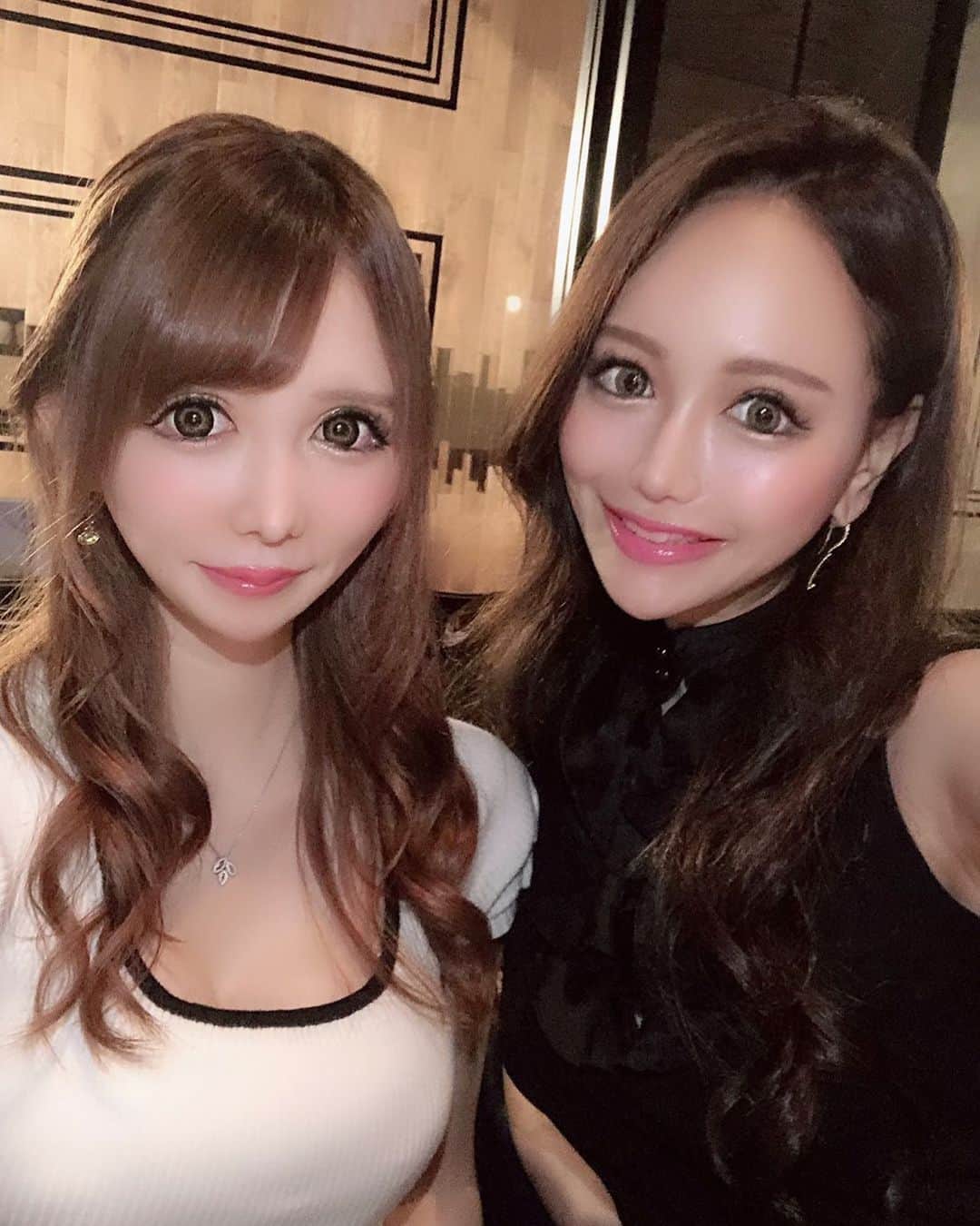のインスタグラム：「載せるの遅くなった撮影で桜ゆみさんと一緒に撮った時の📸 すごい美人さんで優しい方でした🥺💗 私の顔がアプリで変わりすぎて詐欺だこれは...🤭 最近は仕事してないしインスタサボってるけどのんびり更新していきます🐰 ・ ・ #ジェントルマンズクラブ #桜ゆみさん #キャバ嬢 #歌舞伎町 #撮影 #youtube #新宿 #六本木 #港区 #すすきの #ミナミ #北新地 #中洲 #instagood #japan #cute #pics_jp #followme #like4like #f4f #맞팔 #셀피」