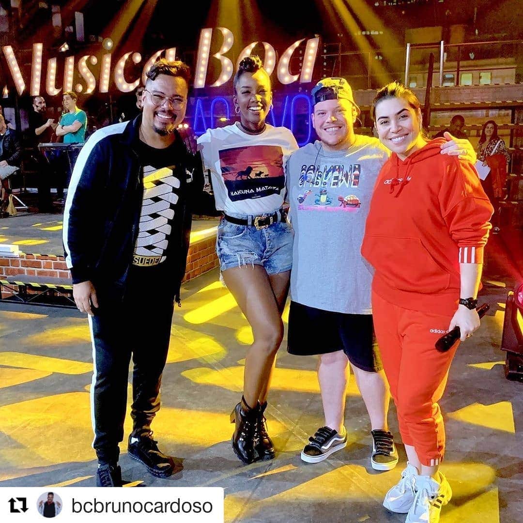Sorriso Marotoのインスタグラム：「#Repost @bcbrunocardoso ・・・ E olha só o time que vai cantar daqui a pouco no @multishow #MúsicaBoaAoVivo @iza @ferrugem @naiaraazevedo @sorrisomaroto Tá incrível o programa. Não percam, a partir das 20:30h.」