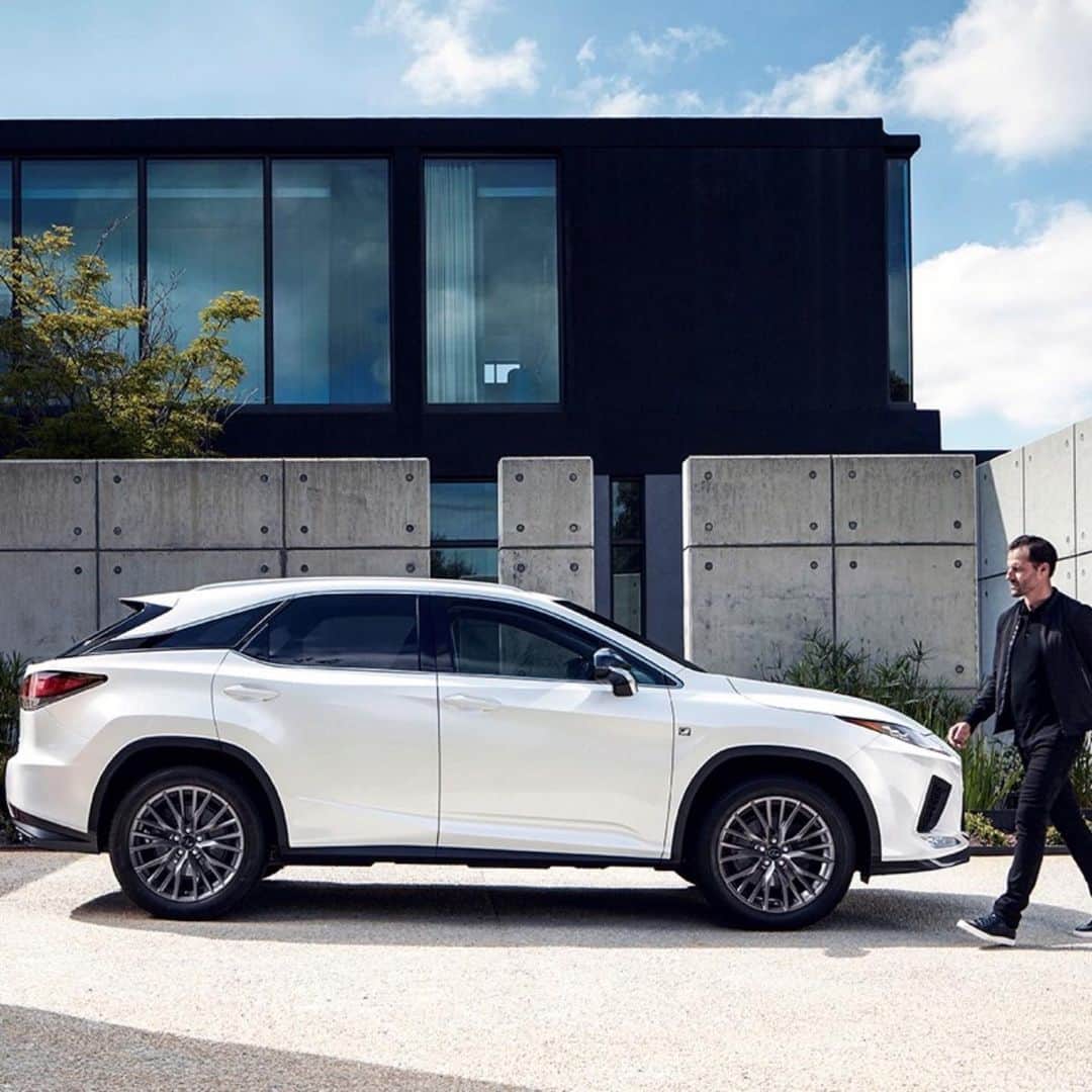 Lexus USAのインスタグラム：「Fresh look. Enhanced safety and comfort. New connectivity options. We’re taking a deep dive into the new technology available in the 2020 #LexusRX. Link in bio to learn more.」