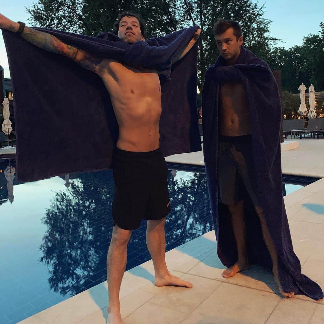 ジョシュ・ダンのインスタグラム：「news: Togg & Jogg fly around and save everyone at pool with vastly oversized towel capes.」