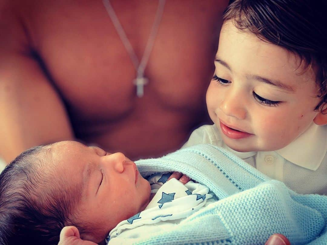 フラン・リコさんのインスタグラム写真 - (フラン・リコInstagram)「Mikel dándole la bienvenida a su Hermanito André ❤️❤️❤️❤️👨‍👩‍👦‍👦」7月24日 6時37分 - franrico4