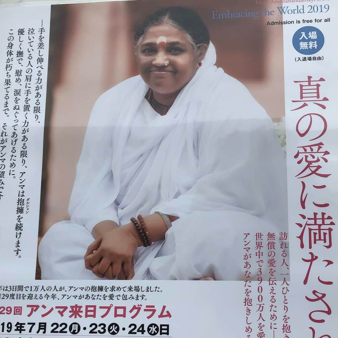 ジュン中山さんのインスタグラム写真 - (ジュン中山Instagram)「In Tokyo this Monday to Wednesday to be with Amma and received her world famous love &healing hugs. This is my first time experience to see her. I am inspired by her unconditional love power.  Spent the day with Amma, known as the hugging saint. Chanting Aum with hundreds of others in such a high vibration environment. It was magical when she entered room,I felt warm pure love energy. Receiving my hug was amazing! profound, intense, I’ve never hugged like that even from my real mom!  Before hugging I showed her iPhone pics with orange essential oil and gift from @tamaramascaraofficial for blessing . During hugging she was saying something in Hindi close to my right ear. She smells like a divine, she wears her Amma’s grace perfume ( sandalwood,rose ,Jasmin,lilac etc.) her hug made me feel physically also spiritually warm & loved. After hugging she gave me rose petal and chocolate. I felt full of love inside of me. Definitely my heart chakra was opened. Then I look at my friend pics and I think about our relationship since we met.they r my living god, goddess, archangels, unicorn and fairy. I really appreciate I met u guys,ur love & ur support. I have serious health issues at the moment,It’s difficult to giving love to everyone like Amma does. But I can do it for my friends who gave me unconditional love. I pray for all my friends happiness ,health and wealth, joy , success, love. I love you 💗🙏💋🦄👼🧝🏻‍♀️🧚‍♂️🌎 #Ammahug #AmmaDarshan #huggingsaint #guru #embracingtheworld  #unconditionallove #mataAmritanandama #AmmaMama #divineFeminine #AmmaGoddess #Blessing #Aum #Compassion #Meditation  @realtommykane @yunacehappy @pateeng」7月24日 6時37分 - junnakayama