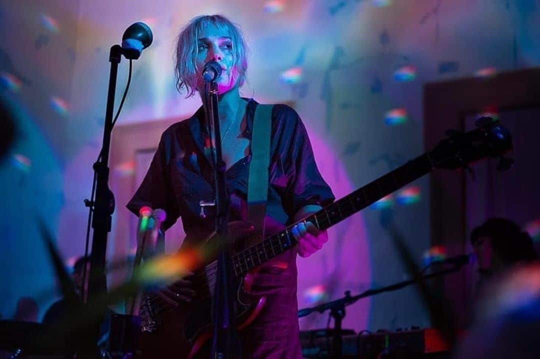 ファイン・フレンジーのインスタグラム：「I still can’t get over how dreamy this weekend was. Did I mention that the house in the “it’s really raining video” belongs to @hasbeensandwillbees ? I feel so blessed to be in their orbit. The beauty of these last days in their world has been beyond beyond. Thank you for this rad photo  @robhoward10 and this jumpsuit which I’d like to wear every single summer day by @shop.sabina ♥️ ---- #alisonsudol #fantasticbeasts #moon」