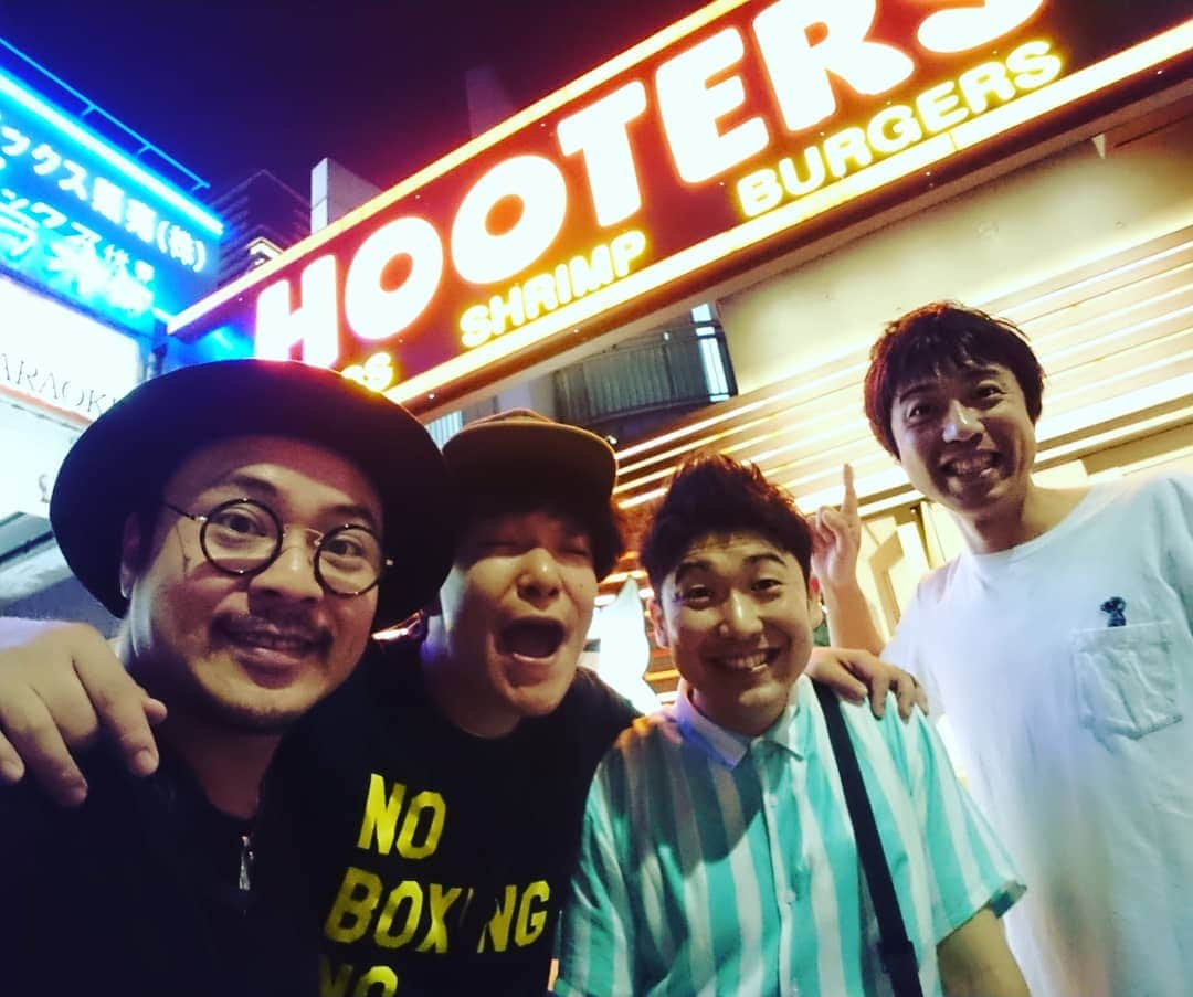 高井俊彦さんのインスタグラム写真 - (高井俊彦Instagram)「【名古屋の夜🌃✨】 御園座初日を終えてからー。 大島ん、もじゃと大須観音へウォーキング🚶 しっかり汗を流した後にひとっ風呂浴びてから、別でウォーキング終わりのレイチェルも合流して名古屋の街へ😃✌️ ①『柳ばし 焼鳥家』 創業昭和２８年の老舗の焼鳥屋さん✨ 小ぶりの伝統のタレにつけられた焼鳥、そして豚ホルモンが美味しかった🎶  ②『立呑み 魚椿』 レイチェルが先日行ってすすめてくれた店✨ コーンやオクラ、鱚など揚げたての天ぷらが美味しかった🎶  ③『二代目 海鮮酒場 はまかぜ』 頑張って呼び込みをしてる店員さんに引かれて行った店✨ 付きだしの名前も分からん紫とオレンジ色の貝、魚の塩たたきが美味しかった🎶  ④『HOOTERS名古屋店』 健康的なお姉さん達に元気をもらうために行った店✨ アメリカって感じの肉、フィッシュ&チップスが美味しかった🎶 お姉さん達のダンス？？は残念でした💦  ⑤『くねくねラーメン』 ２日連続のお気に入りの店✨ チャーハンにスープをかけたおじやがめちゃめちゃ美味しかった🎶  これだけ行ったのに１２時までには布団に就いてました☺️‼️ 名古屋って時間すすむの遅いん？？ 楽しいメンバーと楽しすぎる名古屋の夜でした⤴️⤴️⤴️ さあ‼️ 御園座２日目の前にしっかりカロリーを消費して頑張ります👍」7月24日 6時39分 - takai_toshihiko