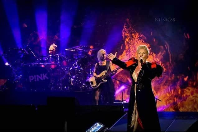 マーク・シュルマンさんのインスタグラム写真 - (マーク・シュルマンInstagram)「Frankfurt! 🇩🇪🔥#repost @pinkiesfamily “Just Like Fire” @pink with @evagardner and @markyplanet in Frankfurt! Thank you to @pinkspage_germany for tagging us in this awesome photo by @nisnic88_photography #beautifultraumatour #hurts2bhuman #pink #pinkstadiumtour2019 #frankfurt #nisnic88photograpy #pinkiesfamily」7月24日 6時40分 - markyplanet