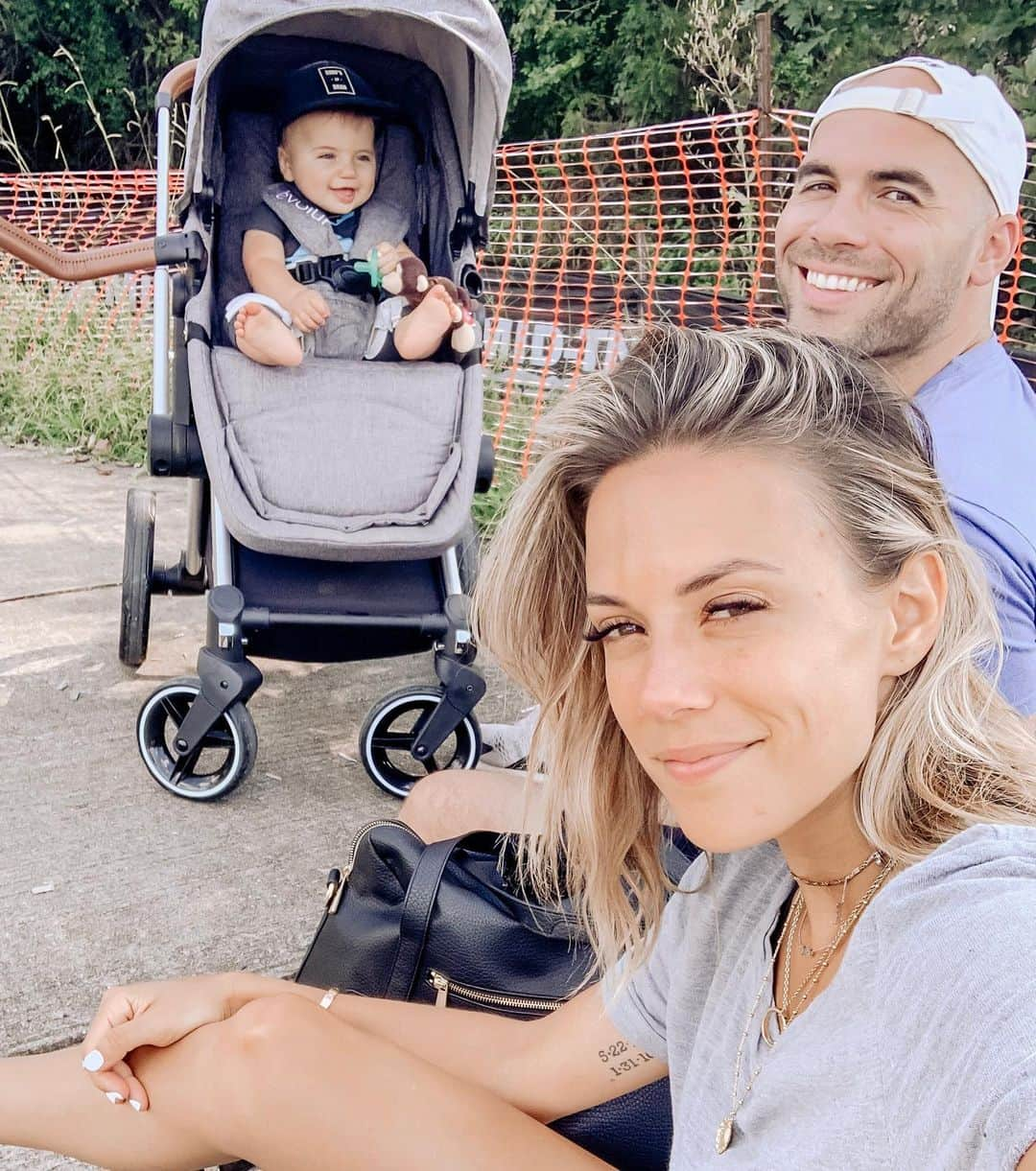 ジャナ・クレイマーさんのインスタグラム写真 - (ジャナ・クレイマーInstagram)「Enjoying this beautiful Nashville day at the park while sissy plays.」7月24日 6時42分 - kramergirl