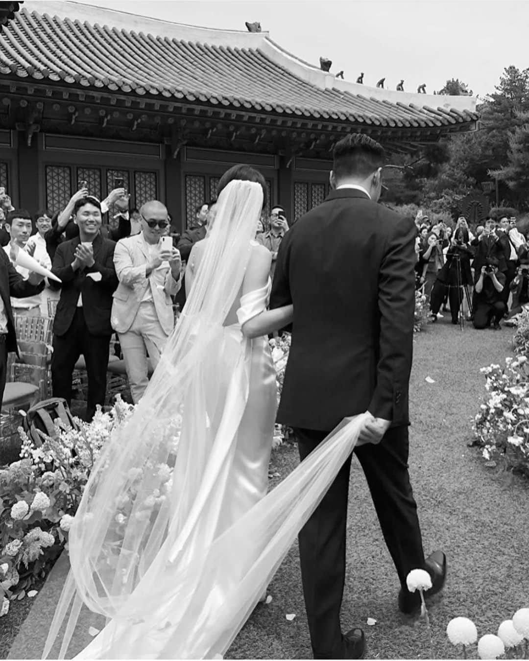 SOYOO BRIDALさんのインスタグラム写真 - (SOYOO BRIDALInstagram)「Newhite by  S O Y O O B R I D A L 🔖  Big congratulations to these two who just tied the knot under the Giwa roofs. Both traditional and modern values of marriage will make the new chapter of their lives richer and happier!  She nailed the modern bridal look with that short haircut!  Thank you for sharing this precious moments.🙏 Repost @newhite_bridal 🖤  #soyoobridal #newhitebridal #exclusive_in_korea 📌」7月24日 6時55分 - soyoobridal_official