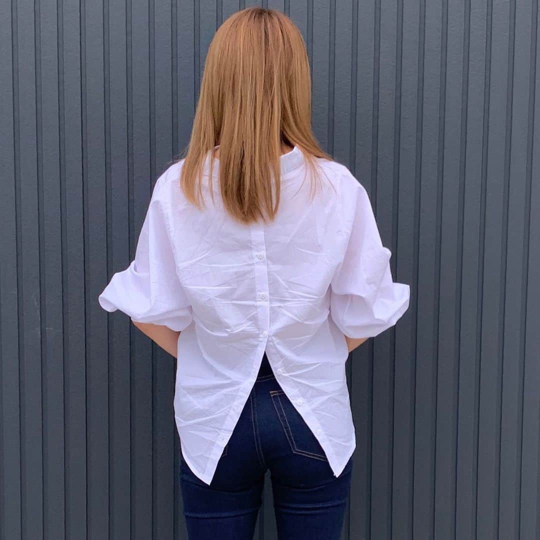 ryuu79hinaのインスタグラム：「#outfit ・ ・ 大好きな… バックコンシャスなデザインのシャツ ✅バックスリットスキッパーシャツ ・ ・ @lavishgate ・ ・ ━━━━━━━━━━━━━━━」