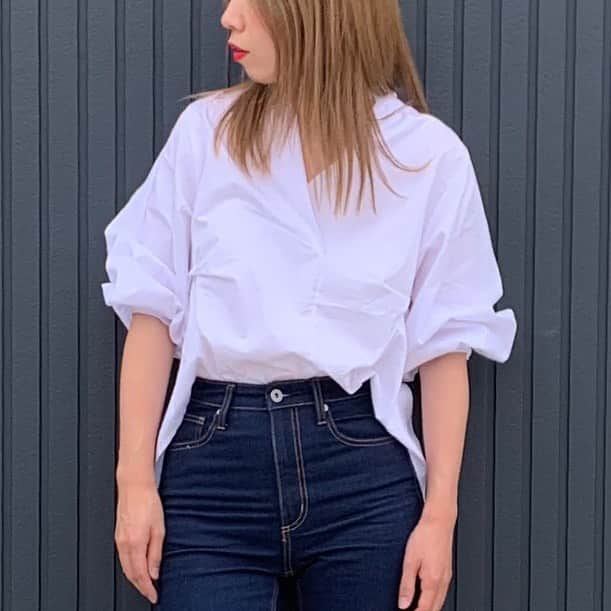 ryuu79hinaのインスタグラム：「#outfit ・ ・ フロントはスキッパーデザインでシンプル シンプルがなんだかんだ1番使えるよね☝︎ ✅バックスリットスキッパーシャツ ・ ・ @lavishgate ・ ・ ・ ━━━━━━━━━━━━━━━」