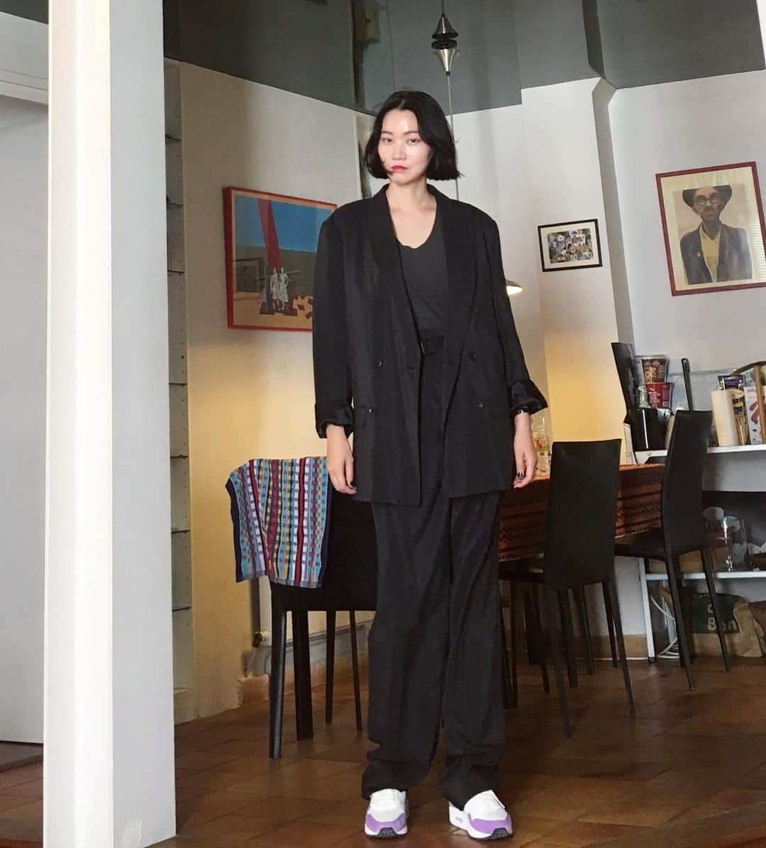 チャン・ユンジュのインスタグラム：「헤어 메이크업 그리고 의상까지 셀프로 완성. 어때요? 🖤😎 #일하는모드돌입」
