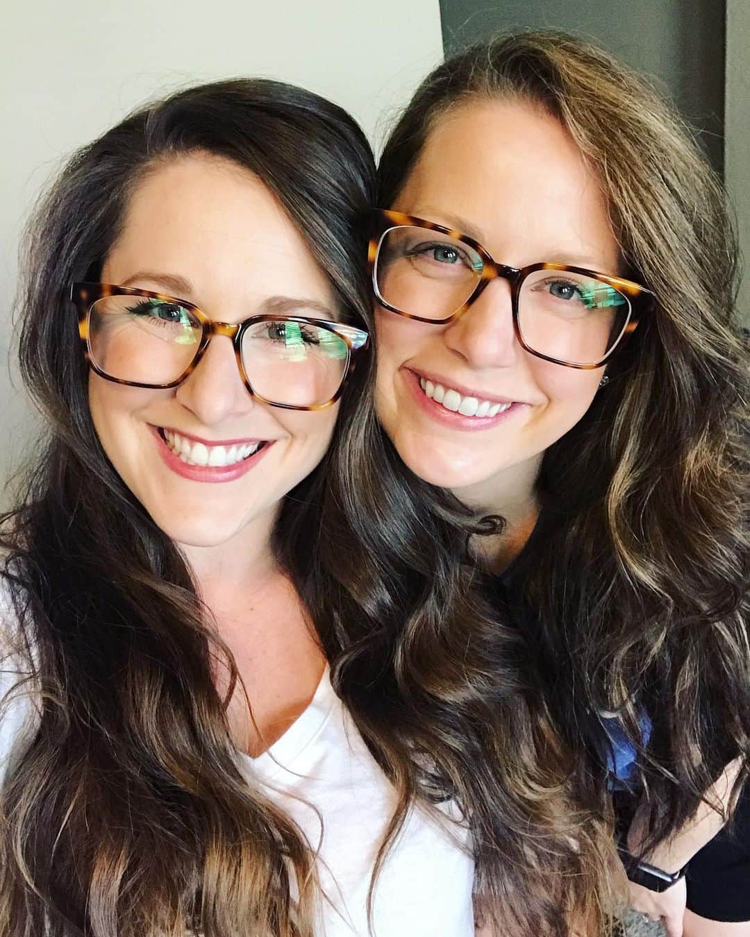 カーリー・パターソンのインスタグラム：「Call us, @warbyparker 💁🏻‍♀️🤣👓」