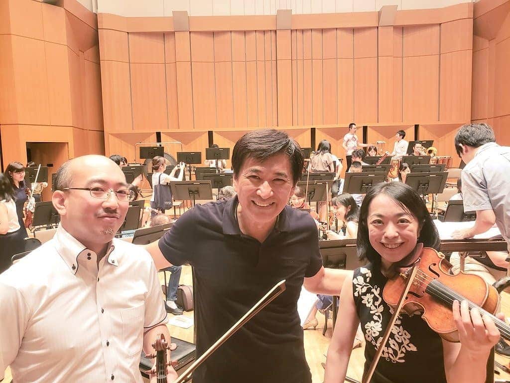 藤岡幸夫のインスタグラム：「７月２６日(金)東京シティフィル定期初日リハ。ウォルトン交響曲１番いい感じできてます！コンマス戸澤哲夫さんと2ndVnの首席は客演でThe 4 Players Tokyo の遠藤香奈子さん(都響首席2ndVn)。本番までの進化が楽しみです！  そして今日のリハーサルから神尾真由子さんが参加！  真由子さんの圧倒的な品格の高さと強烈なパッションでピアソラの灼熱のタンゴ‼️ 楽しみ過ぎます‼️ 20歳以下1000円30歳以下2000円！ 東京シティフィル 03 5624 4002」
