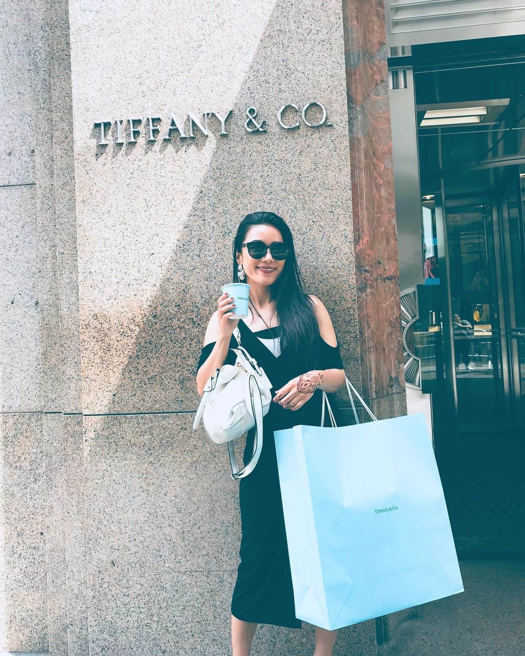 TiAさんのインスタグラム写真 - (TiAInstagram)「私のラッキーアイテム Tiffany&Co. ✨ ずっと欲しかったマグカップ。 紙コップ風なコップは、お友達からのプレゼント。✨@mikiayane ありがとうございます💕  ティファニーの手帳、お財布、を持った時に夢が叶っていったので。次はどんな願い事が叶うかなっ。 ・ ・ ・ ・ ・ ・ ・ #family #artist  #blue #love #likeforlike #follow4follow #world #happy #ティファニー #tea #ny #nyc #ニューヨーク #trip #travel #follow #me #flower #soul #music  #情熱大陸 #singing #tiffanyring #food #ny #street #restrant #trip #tiffany #tiffanyandco  #cafe #shopping」7月24日 7時17分 - tia_singer