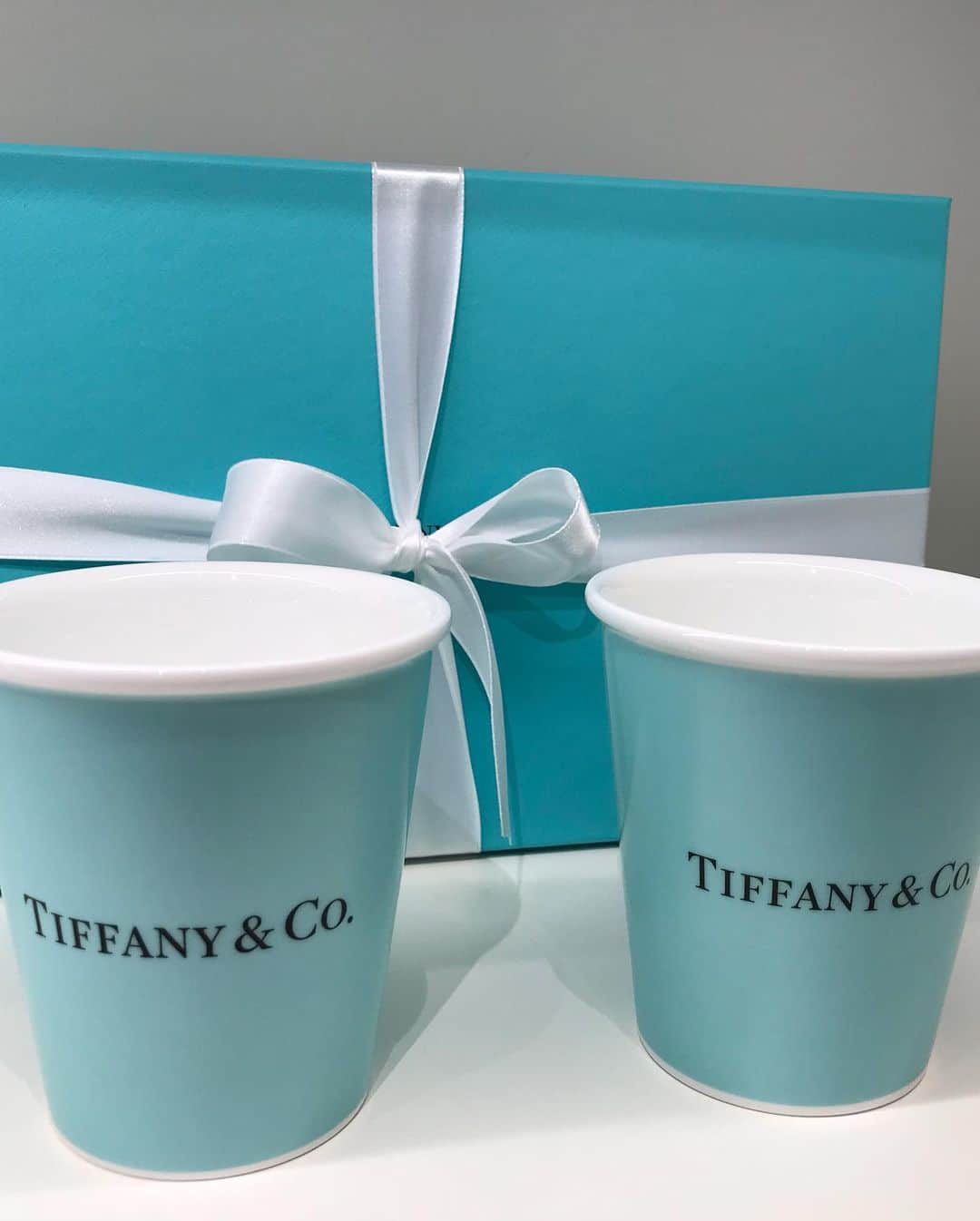 TiAさんのインスタグラム写真 - (TiAInstagram)「私のラッキーアイテム Tiffany&Co. ✨ ずっと欲しかったマグカップ。 紙コップ風なコップは、お友達からのプレゼント。✨@mikiayane ありがとうございます💕  ティファニーの手帳、お財布、を持った時に夢が叶っていったので。次はどんな願い事が叶うかなっ。 ・ ・ ・ ・ ・ ・ ・ #family #artist  #blue #love #likeforlike #follow4follow #world #happy #ティファニー #tea #ny #nyc #ニューヨーク #trip #travel #follow #me #flower #soul #music  #情熱大陸 #singing #tiffanyring #food #ny #street #restrant #trip #tiffany #tiffanyandco  #cafe #shopping」7月24日 7時17分 - tia_singer