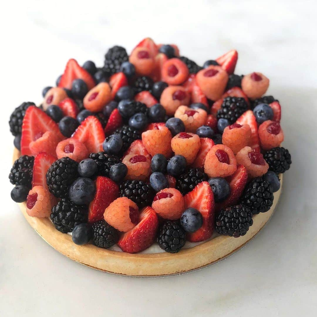 DOMINIQUE ANSEL BAKERYさんのインスタグラム写真 - (DOMINIQUE ANSEL BAKERYInstagram)「Decided to pack all our favorite Summer Marché berries into a large fruit tart, with vanilla mascarpone ganache in a sablé tart shell, summer berry jam, topped with jam-filled Rosé raspberries, hand-foraged blackberries, Harry’s Berries strawberries, and juicy ripe blueberries. (Preorder at DominiqueAnselNY.com) #SummerMarche #Soho」7月24日 7時19分 - dominiqueansel