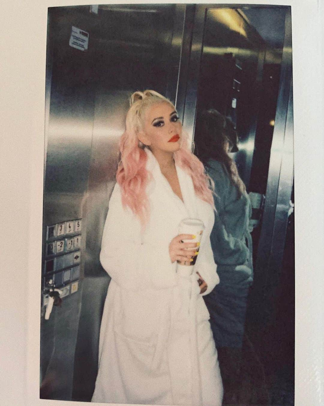 クリスティーナ・アギレラさんのインスタグラム写真 - (クリスティーナ・アギレラInstagram)「Post-show pajama party #TheXTour」7月24日 7時19分 - xtina