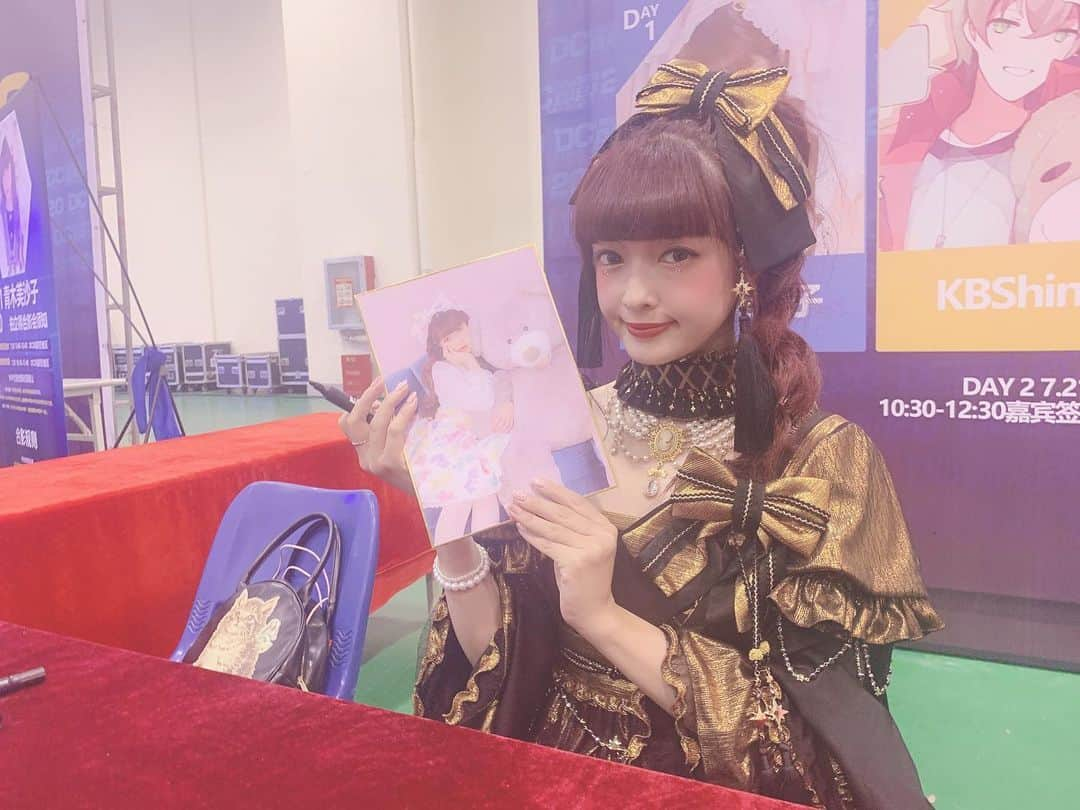 青木美沙子さんのインスタグラム写真 - (青木美沙子Instagram)「夏休み期間という事で、海外イベントも沢山ある時期！！サイン会も毎回沢山の方々に来て頂き感謝しかないです！不思議な感じで慣れないけど、本当に嬉しいです😆 #ロリータファッション文化外交 #中国 #青島イベント #サイン会いつも沢山ありがとうございます #感謝 #謝謝 #エスタリアエヘニア」7月24日 7時23分 - misakoaoki