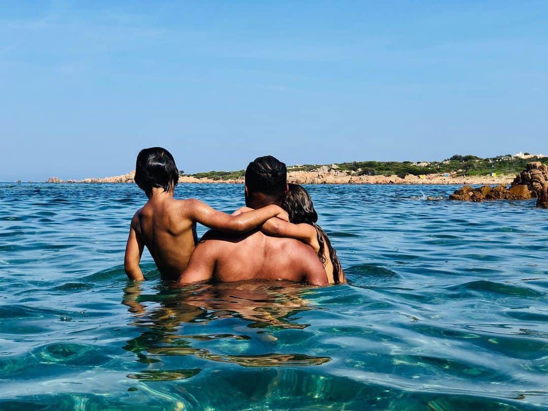 サネリー・ジェームズのインスタグラム：「in the end all we have is our memories 💎...」