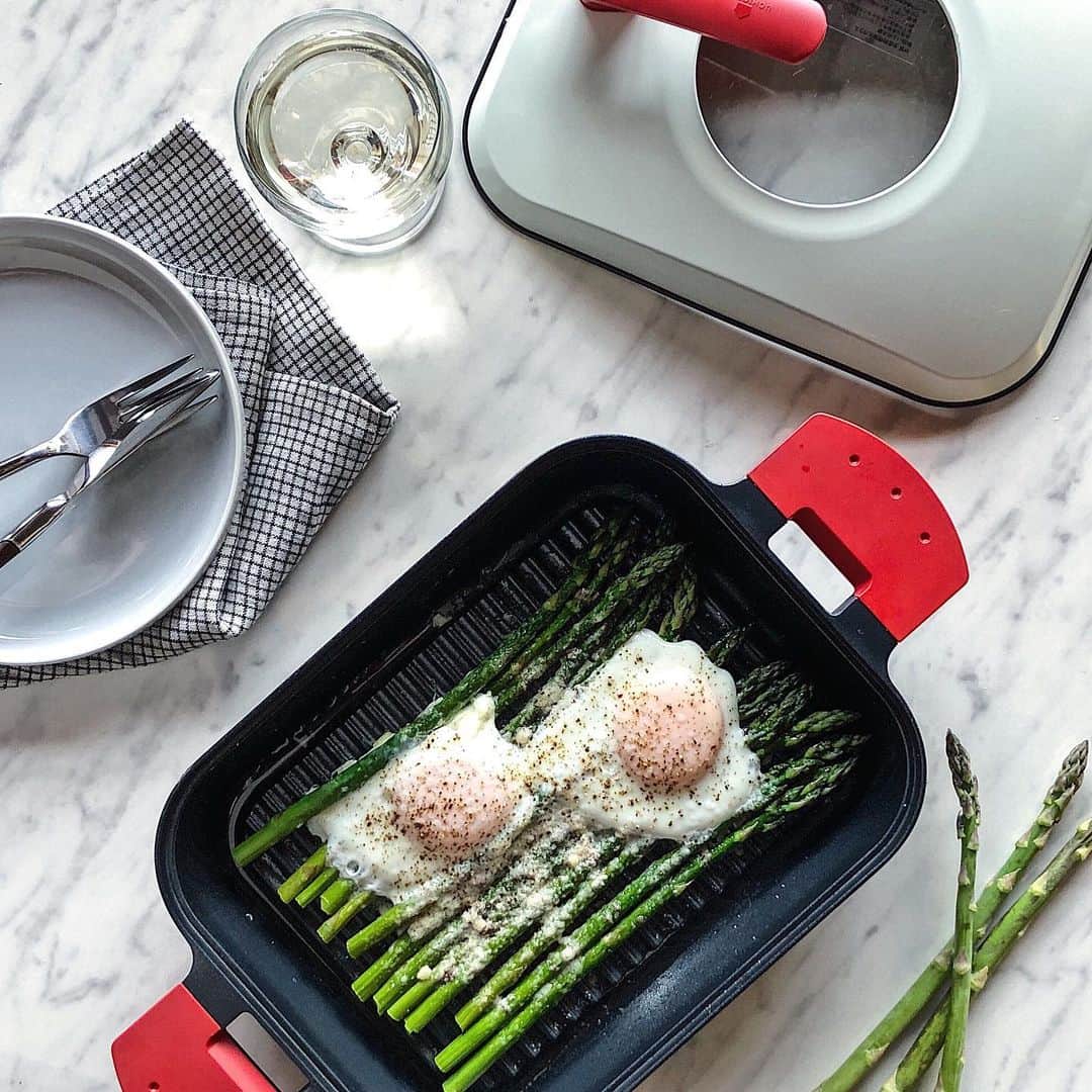 UchiCookさんのインスタグラム写真 - (UchiCookInstagram)「Grilled Asparagus and Eggs, perfect for a busy morning! Start your morning off right with this quick and easy breakfast recipe with eggs and a nutritious twist. 😋  Get the Steam + Grill today www.uchicook.com/shop ♨ -- #uchicook #steamgrill #stainlesssteel #kitchenware #cookware #cheflife #homechef #eggs #asparagus #breakfast」7月24日 7時29分 - uchicook
