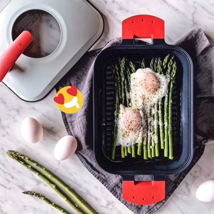 UchiCookのインスタグラム：「Grilled Asparagus and Eggs, perfect for a busy morning! Start your morning off right with this quick and easy breakfast recipe with eggs and a nutritious twist. 😋  Get the Steam + Grill today www.uchicook.com/shop ♨ -- #uchicook #steamgrill #stainlesssteel #kitchenware #cookware #cheflife #homechef #eggs #asparagus #breakfast」