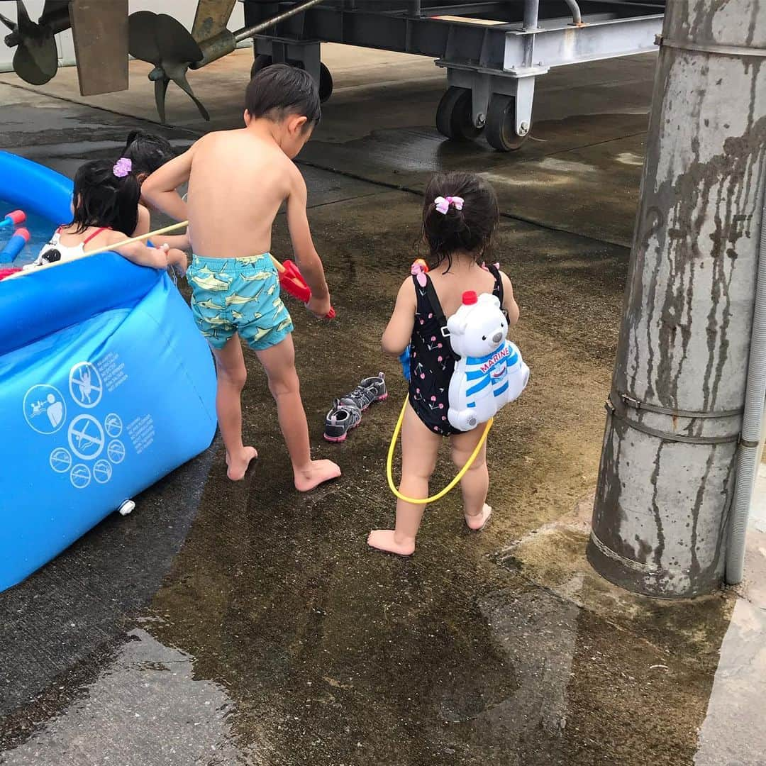 大友愛さんのインスタグラム写真 - (大友愛Instagram)「夏休み〜🏖🛥 秋本kids vs カニさん🦀  無言の秋本kids😂 🦀✨さんは この後スタコラサッサと逃げて行きました！！ こころの攻撃で足もげちゃわないか心配だったけどカニ🦀さんつよかった✊  #秋本family #秋本kids#2019夏#夏休み @shin_life0617  #兄妹#4人のmama」7月24日 7時38分 - ai_dayooon