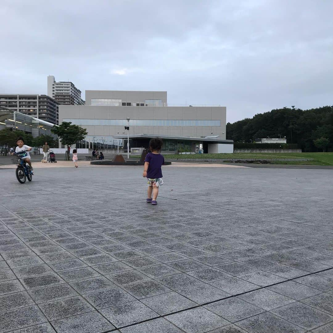 大友愛さんのインスタグラム写真 - (大友愛Instagram)「梅雨明けと共に 心之介の自転車🚲の練習へ✊🎶 自転車屋さんで補助輪を外してもらい 公園へGOGO🎶🎶 papaのサポートで ぐるっと一周して 「ストライダーみたいに足で歩いてごらん！それできたらペダルに足かけてみて怖かったら足をつければ大丈夫だよ☝🏻」 と言ったら 速攻で漕ぎ出した😂🧡✨ あまりのスムーズさに 笑いの止まらない父と母でした🤣  心之介の満面の笑み😆 寝る前も明日も自転車乗りに行こうね！って  今日は 自転車DAY🚲決定だな✨ 見かけた方は温かく見守っていただけると嬉しいです😂✨wwww  #秋本family #秋本kids #心之介#5歳#2019夏#夏休み#梅雨明け やっぽい 暑いのヤダなぁ……😑 セミがほんとに嫌なんだよなぁ……💔 今年は家の中にはいってきませんよーに😭😭😭😭」7月24日 7時48分 - ai_dayooon