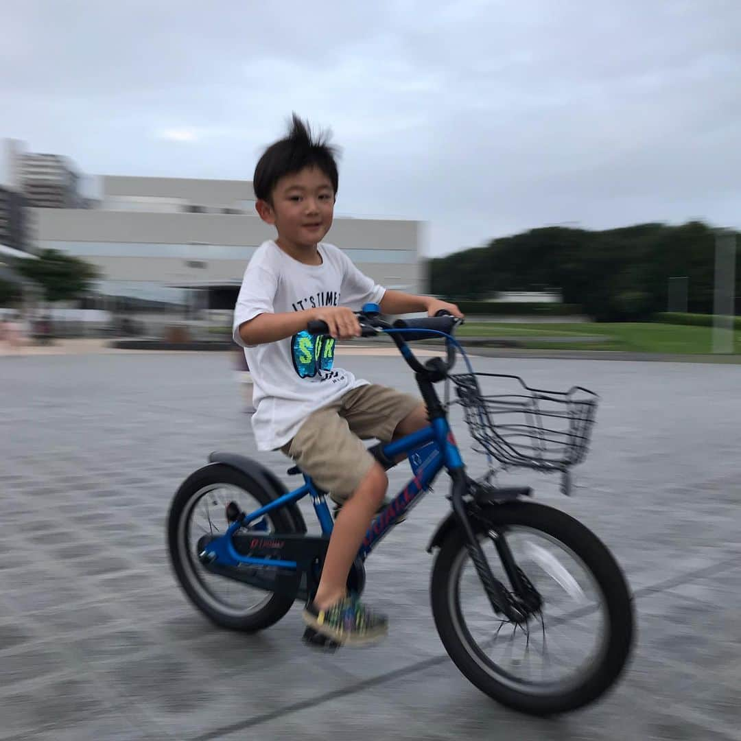 大友愛さんのインスタグラム写真 - (大友愛Instagram)「梅雨明けと共に 心之介の自転車🚲の練習へ✊🎶 自転車屋さんで補助輪を外してもらい 公園へGOGO🎶🎶 papaのサポートで ぐるっと一周して 「ストライダーみたいに足で歩いてごらん！それできたらペダルに足かけてみて怖かったら足をつければ大丈夫だよ☝🏻」 と言ったら 速攻で漕ぎ出した😂🧡✨ あまりのスムーズさに 笑いの止まらない父と母でした🤣  心之介の満面の笑み😆 寝る前も明日も自転車乗りに行こうね！って  今日は 自転車DAY🚲決定だな✨ 見かけた方は温かく見守っていただけると嬉しいです😂✨wwww  #秋本family #秋本kids #心之介#5歳#2019夏#夏休み#梅雨明け やっぽい 暑いのヤダなぁ……😑 セミがほんとに嫌なんだよなぁ……💔 今年は家の中にはいってきませんよーに😭😭😭😭」7月24日 7時48分 - ai_dayooon