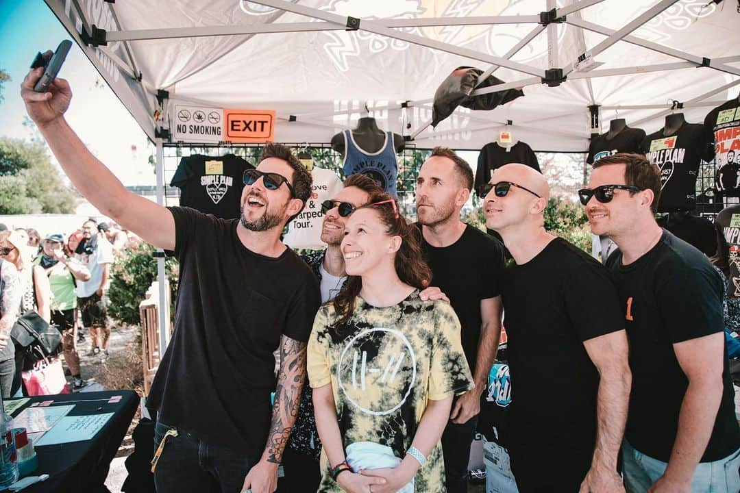 Simple Planさんのインスタグラム写真 - (Simple PlanInstagram)「So awesome to hang with all the incredible SP fans at the final @vanswarpedtour 🙏🏻🙏🏻🙏🏻 We signed and took pics at every single Warped show we’ve ever done and there was no way we would break that tradition last weekend! 😍😍😍 📸: @goodguychady」7月24日 7時52分 - simpleplan