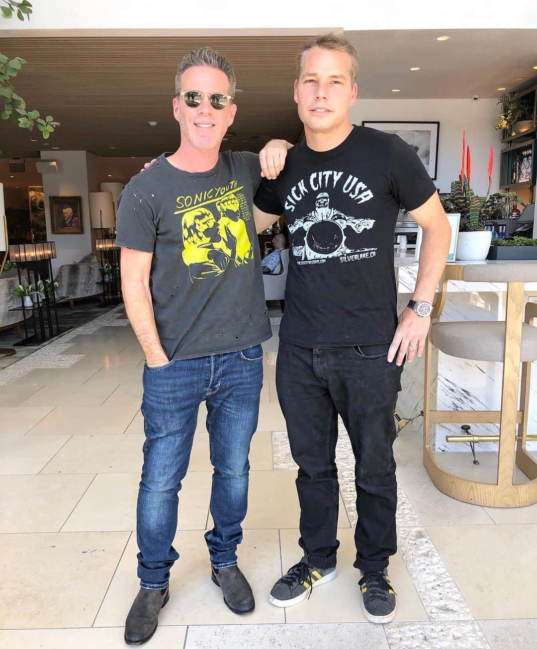 scottlippsさんのインスタグラム写真 - (scottlippsInstagram)「One of the most important artists of our generation @obeygiant Shepard Fairey stopped by my @dashradio and podcast to talk all things #art #culture #punkrock #activism and #obama tune in Friday at 3pm and download the #podcast 📷 @terrenceajones special thanks @artduet outfit @thursdayboots #streetart #artists #shepardfairey」7月24日 7時53分 - scottlipps