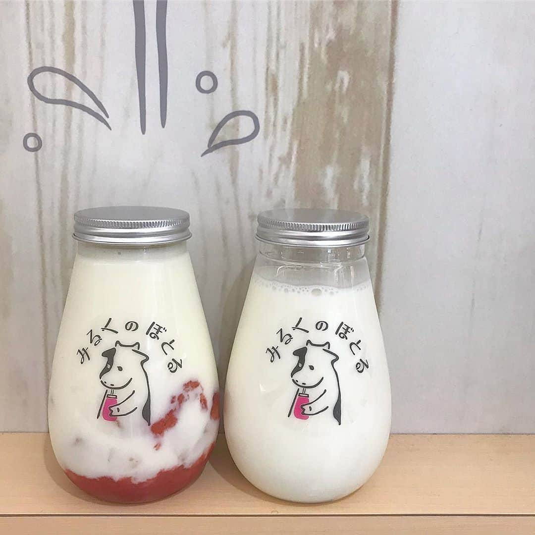 MERYさんのインスタグラム写真 - (MERYInstagram)「. 北海道の札幌にある『みるくsan @milk_san_hokkaido 』では、 北海道の酪農農家から仕入れた新鮮でおいしい牛乳を使った絶品スイーツをいただけるんだそう♡ ころんとしたフォルムが可愛いボトルに入った「みるくのぼとる」はインスタ映えバツグン♩ また、いくつかの牧場でとれた生乳ソフトクリームから3種類セレクトする「ピュアソフト食べ比べ」も人気ですよ！ 札幌を訪れたらぜひ立ち寄ってみてくださいね。  MERYでは他にも「かわいい」に近づくさまざまな情報を発信しています。 @mery.beauty コスメ・美容に特化した情報をお届け♡ @mery_spot 話題のカフェやお出かけスポットをご紹介！ こちらもぜひチェックしてみてください！ . . photo by @815_ally @uoxou_gb_upa . #MERY #hokkaidotrip #hokkaido #hokkaidocafe #먹스타그램 #카페스타그램 #카페 #냠냠 #みるくsan #北海道カフェ #ソフトクリーム #北海道旅行 #札幌カフェ #札幌 #みるくのぼとる #いちごみるく #〆パフェ #北海道グルメ #札幌グルメ #ミルク専門店 #北海道ソフトクリーム #札幌ソフトクリーム #おしゃれカフェ #カフェ活 #カフェ #カフェ巡り #カフェ好きな人と繋がりたい #お洒落さんと繋がりたい #MERY女子 #メリー」7月24日 8時00分 - mery.jp