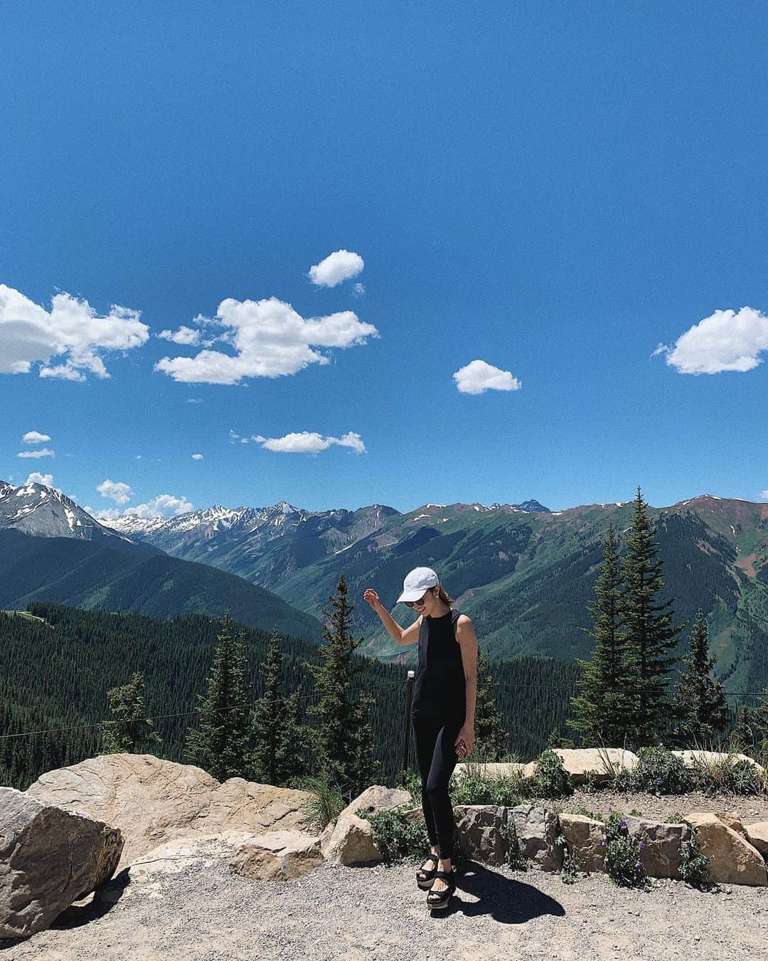 翁安芸さんのインスタグラム写真 - (翁安芸Instagram)「空が雲が近くに感じる頂上🏔🙌🏻❤️ #Aspen #aspenmountain #momanddaughter #akiweng #アスペン」7月24日 8時03分 - akinyc