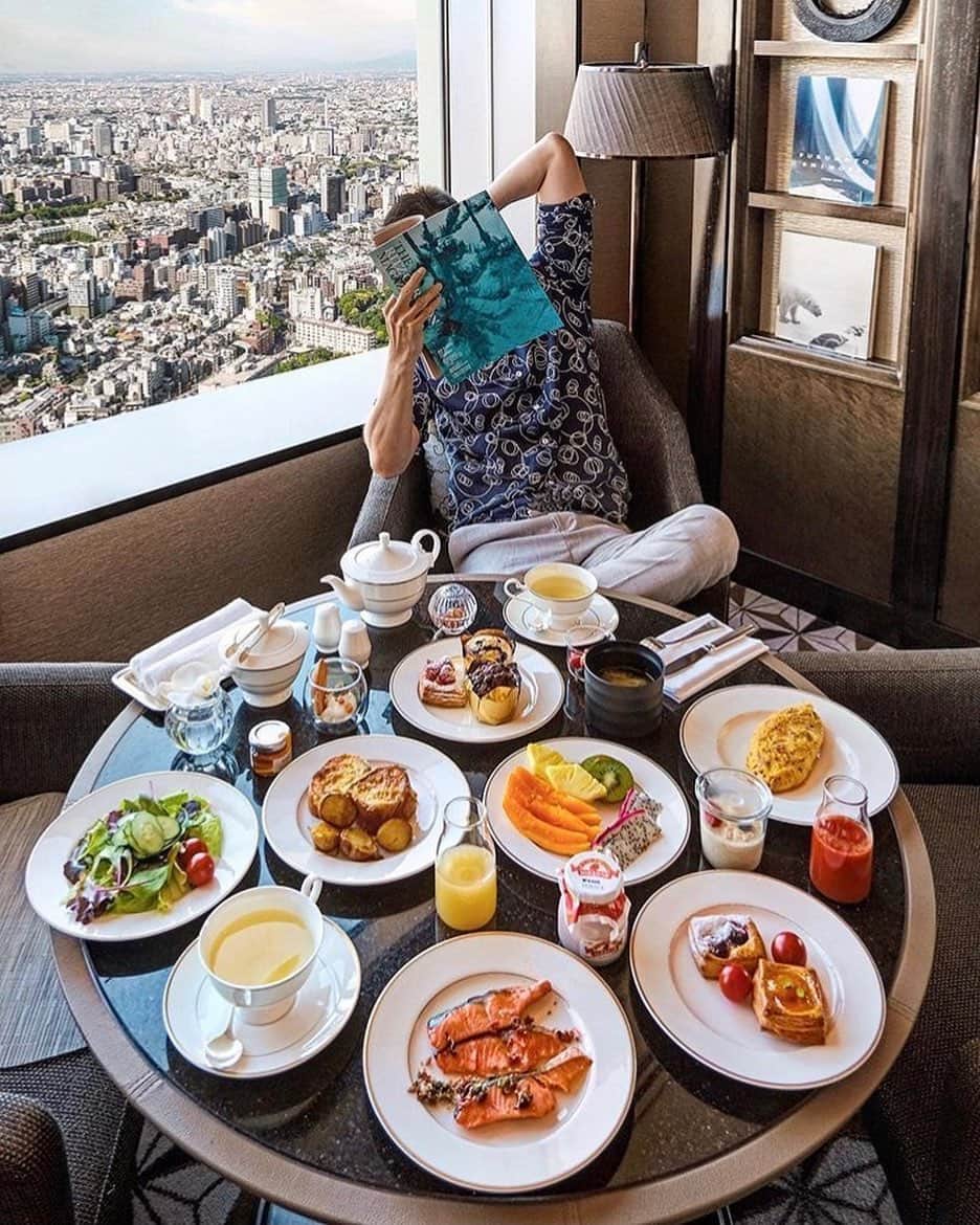 The Ritz-Carlton, Tokyoさんのインスタグラム写真 - (The Ritz-Carlton, TokyoInstagram)「梅雨明けも間近。夏の準備は出来ましたか？⛱ バラエティ豊かなクラブラウンジの贅沢な朝食を楽しみながら、夏休みの計画をしてみては？✈️💭 It’s almost the end of the rainy season. Are you ready for summer?☀️ Plan your next trip while having bountiful breakfast at the club lounge.🏙☕️ - via @bennyjurdi  #RitzCarltonTokyo #RCMemories」7月24日 8時22分 - ritzcarltontokyo