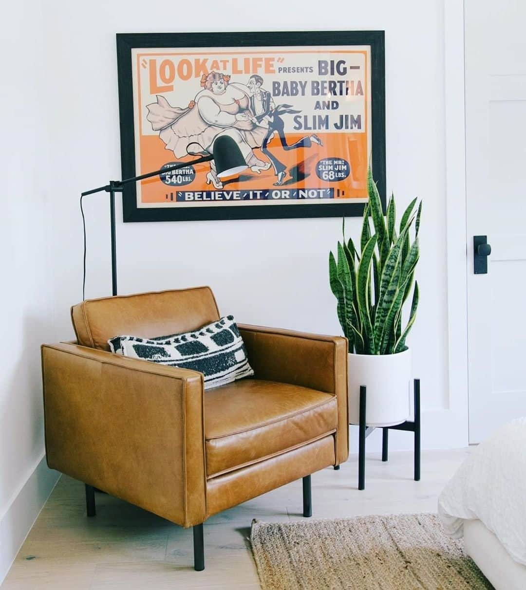 west elmさんのインスタグラム写真 - (west elmInstagram)「Your reading nook hero: a cozy Axel Leather Chair. ✔️ Share your style with us by tagging @westelm! 📸: @jilliansipkins #readingnook #nooklook #nookinspiration #leatherchair #modernist #bedroom」7月24日 8時16分 - westelm