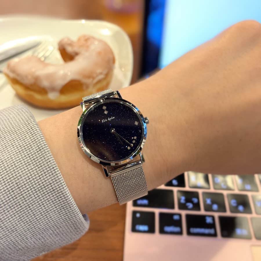 松枝明葉さんのインスタグラム写真 - (松枝明葉Instagram)「これでもダイエットしてるのよ(・∀・) . . 自分で見なれなかった ジャケジョスタイルが なんだか普通になってきたぞ🙋‍♀️ . . ジャケットコーデに合うように 最近は腕時計やらアクセも 選ぶようになったかも🙄 . . 最近は @liakulea_japan の ステンレスベルトの 腕時計の出番が多いかな🙋‍♀️. ↑ ↑ ステンレスだと錆びないし 突然の雨で濡れても安心だし、 🎫「matsue.akiha」の クーポンコード使用で10%OFF✋ . . . 文字盤のキラキラ具合が 私好みなのよね🤤 . それに 文字盤がネイビーで . お仕事の場面でも プライベートでも 使いやすいのよ(ﾟ∀ﾟ) . . 結構、手元って見えるから . 服によって時計変えてる 今日この頃 . . . . それにしてもドーナツうまい🤤 #いつかドーナツ屋さん開きたいw . . . #腕時計 #liakulea #腕時計 #時計 #腕時計倶楽部 #手元倶楽部 #キラキラ好き #キラキラ #インスタの先生やってます」7月24日 8時18分 - matsu.aki803